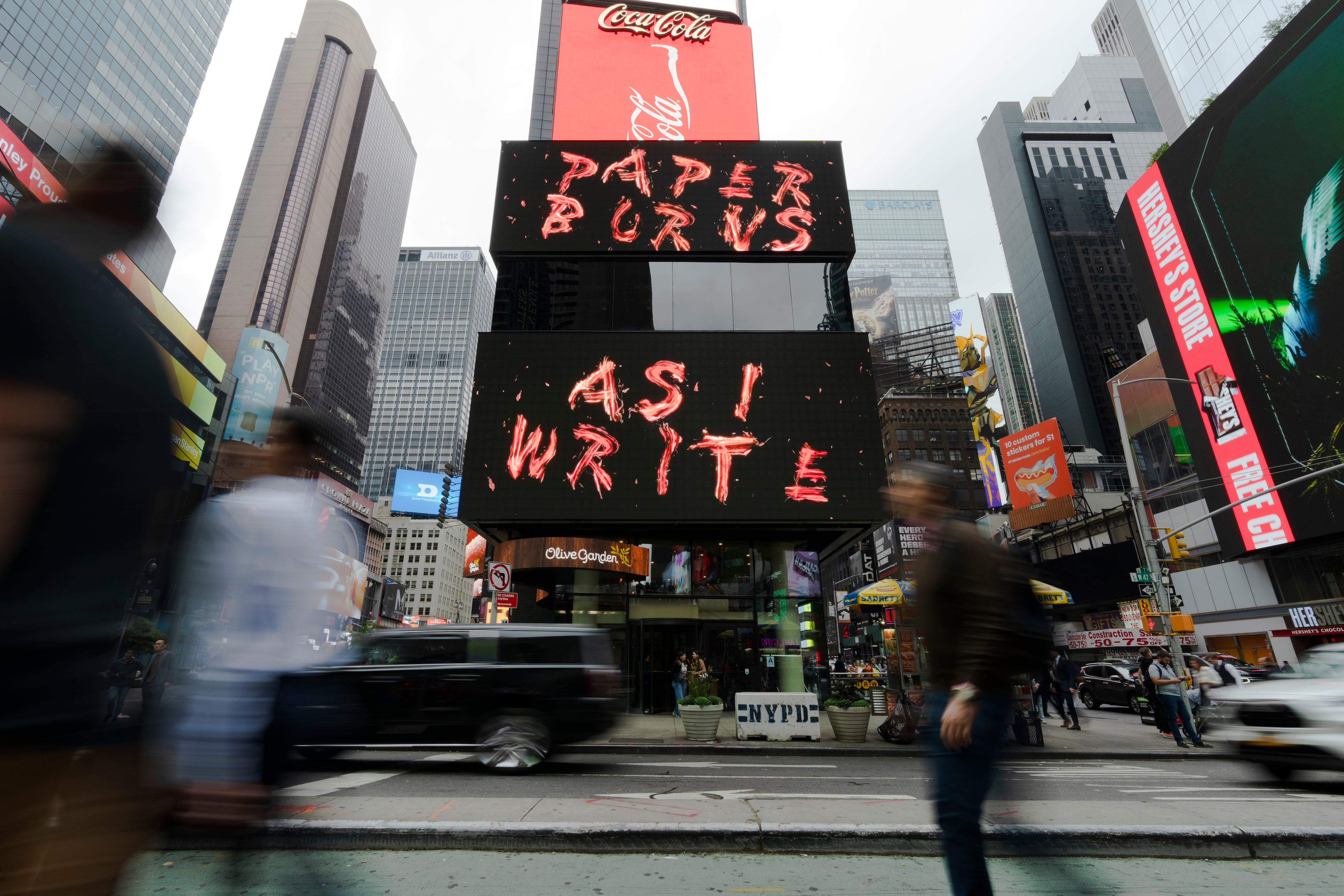 タイムズ・スクエアで公開された《Matter is Void - Fire》©チームラボ（画像：© Pace Gallery）