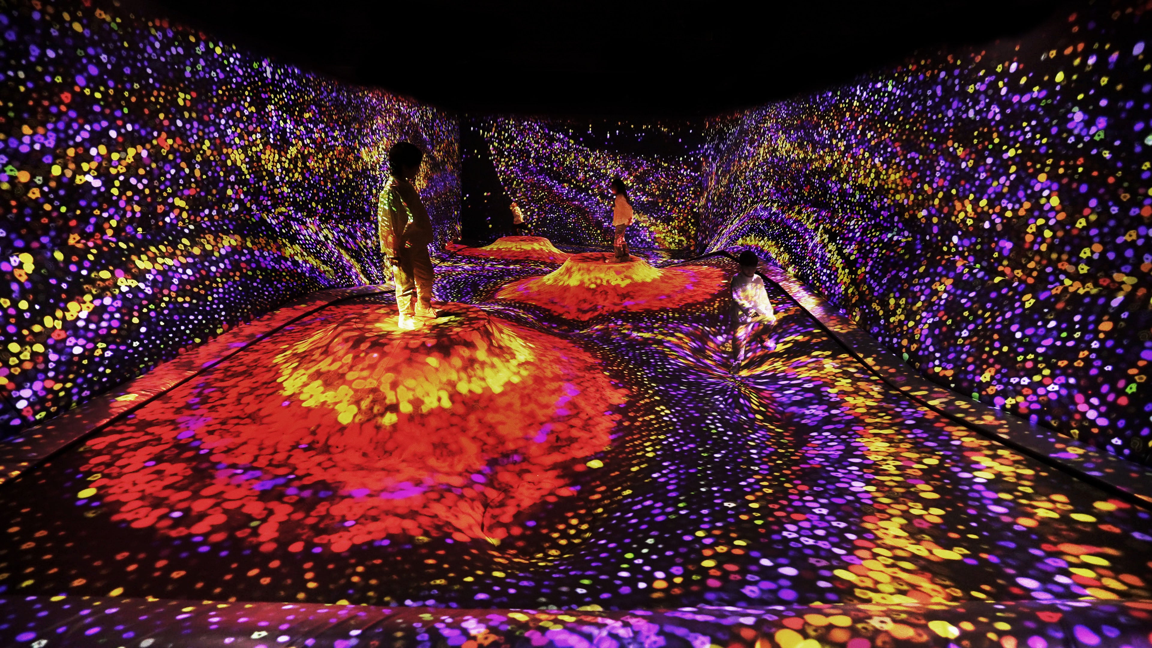 チームラボ《つぶつぶの地層のふわふわな地形 - A Whole Year per Year》©チームラボ