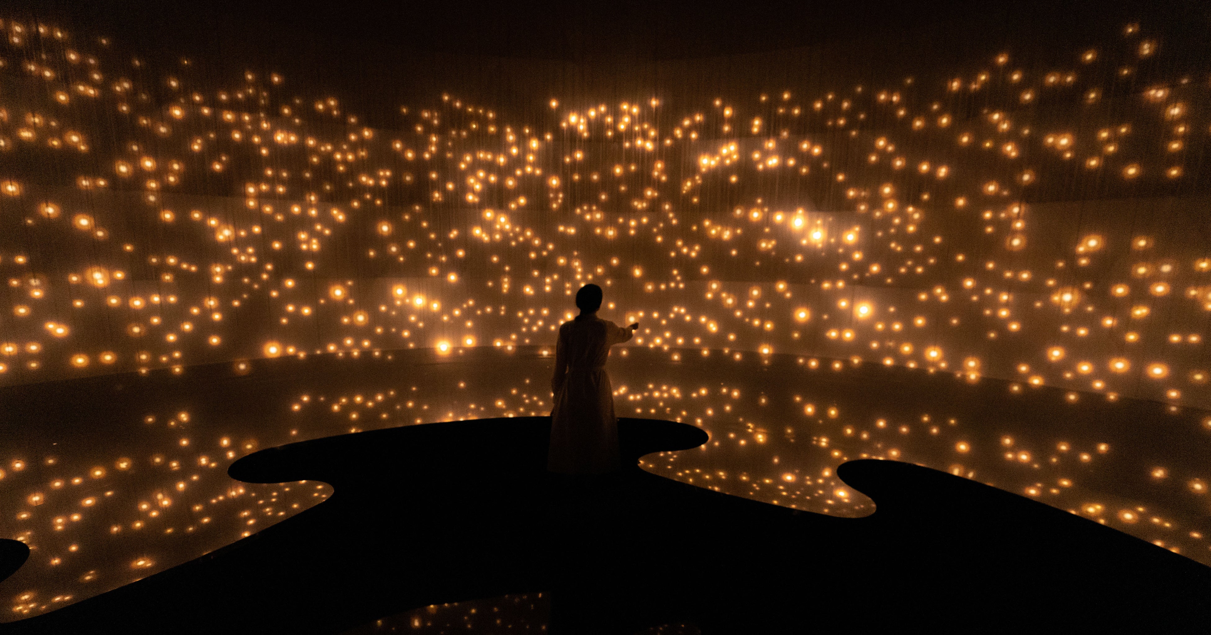 チームラボ《質量のない太陽と闇の球体》©チームラボ 