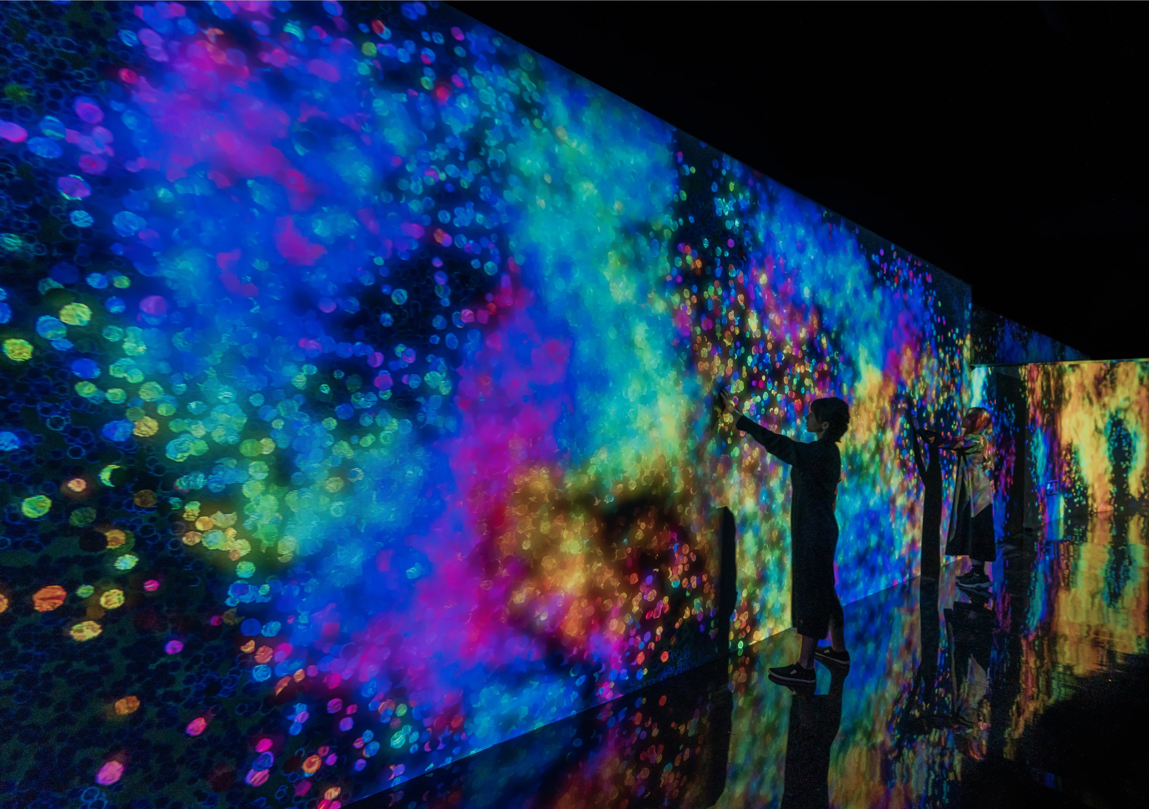 チームラボ《Autonomous Abstraction, 宇宙から自分の存在まで連続する現象》©チームラボ