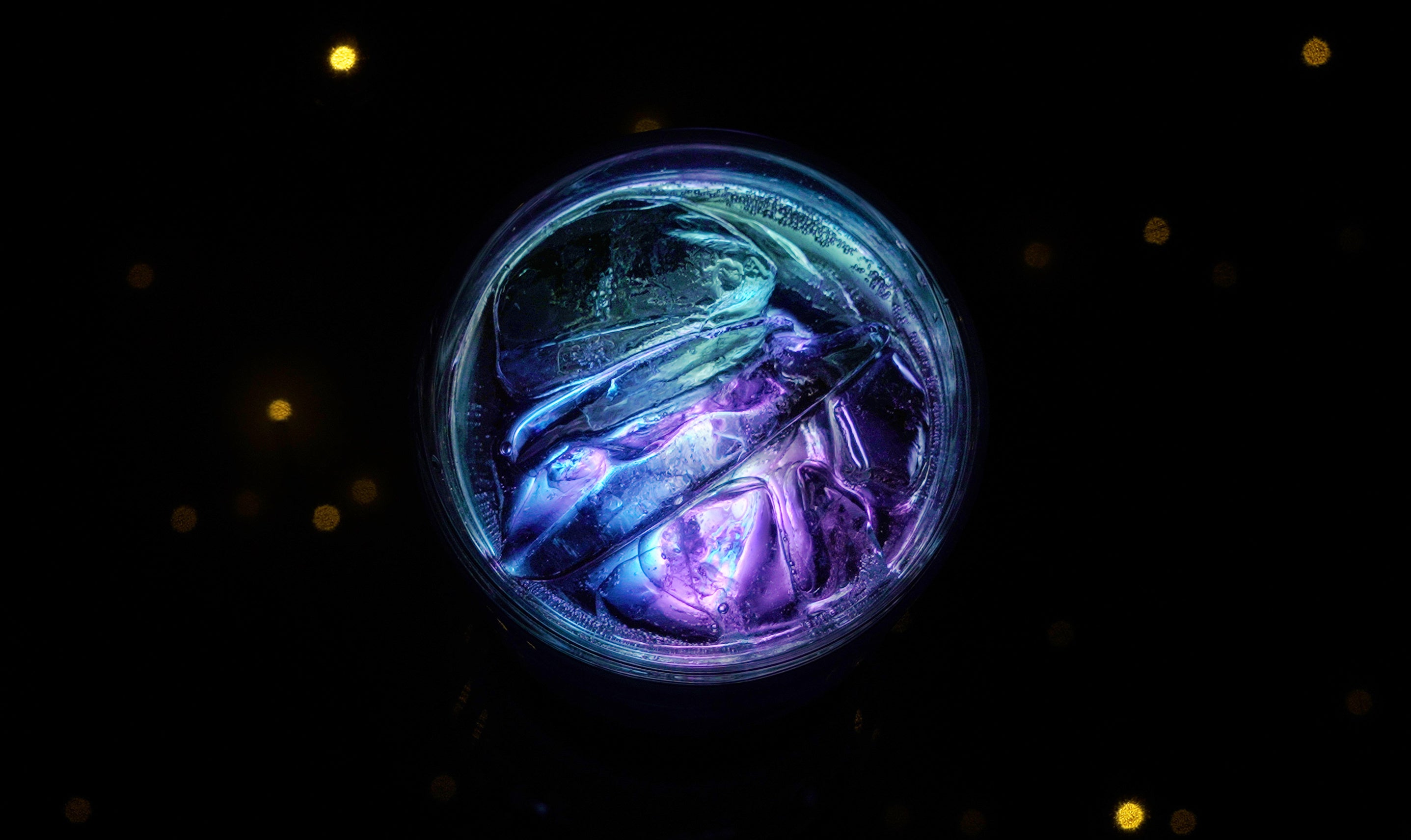 チームラボ《共鳴する茶 - 動的平衡色》©チームラボ