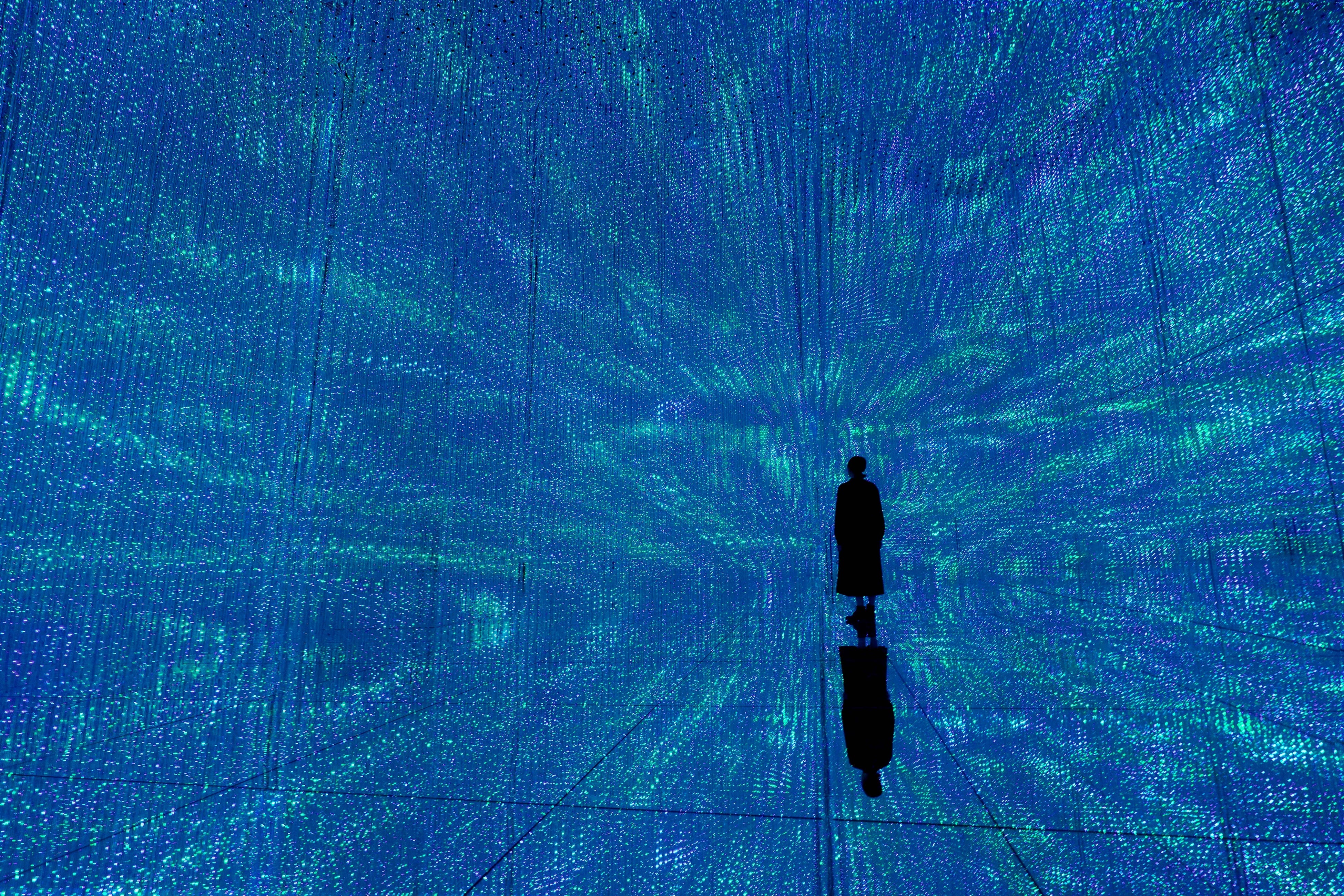 チームラボ《The Infinite Crystal Universe》©チームラボ