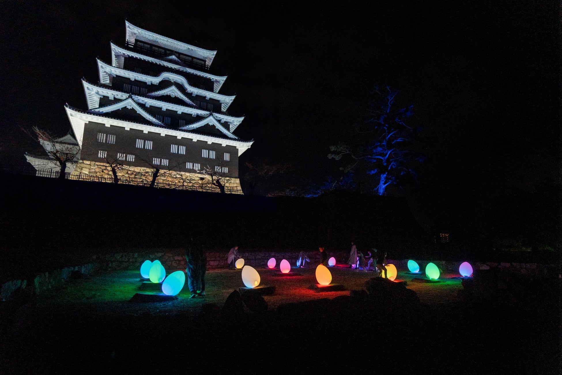 チームラボ《忘却の礎石にたちつづけるものたち》©チームラボ