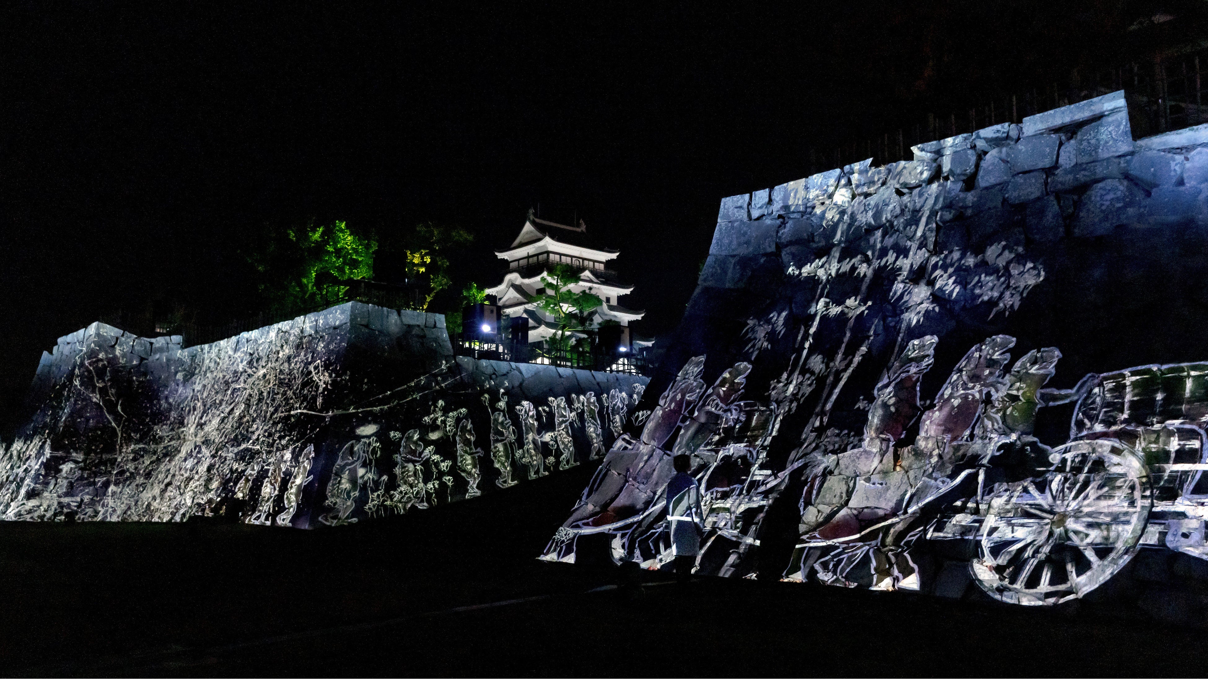 チームラボ《Walk, Walk, Walk - 福山城》©チームラボ 