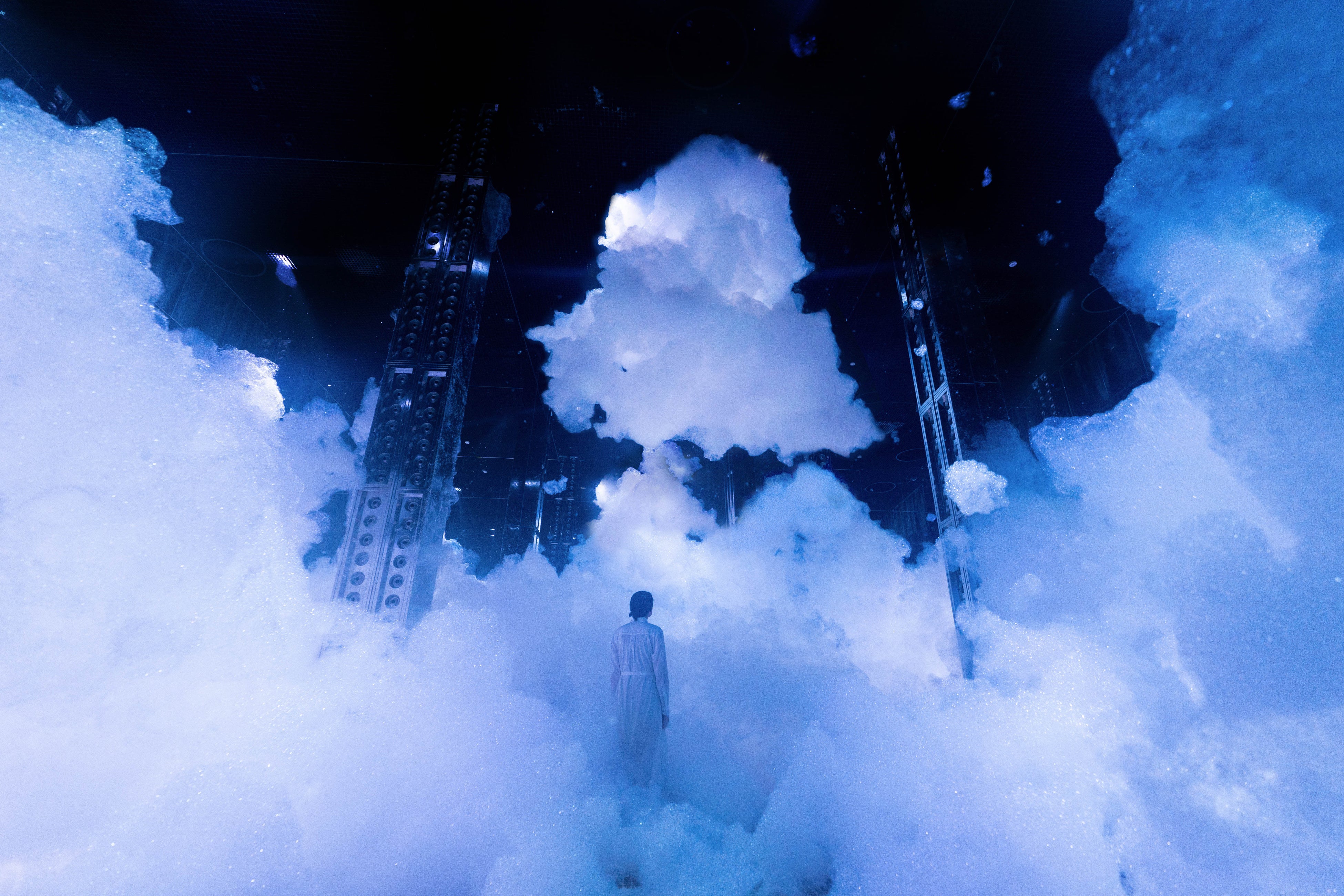 ​チームラボ《質量のない雲、彫刻と生命の間》©チームラボ 