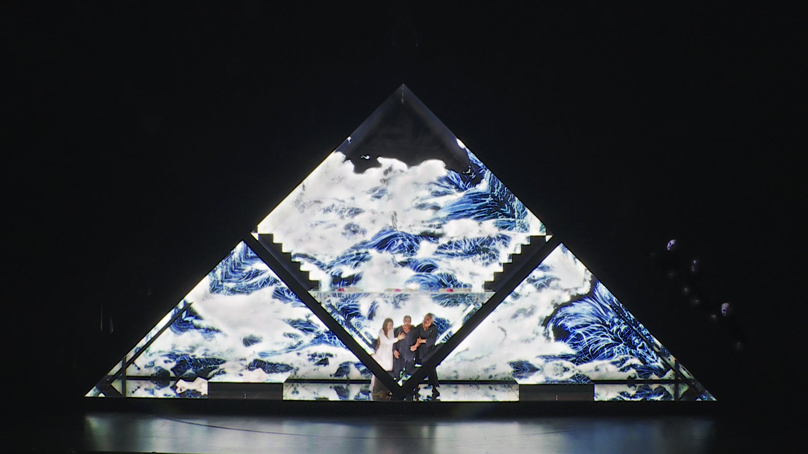 万華鏡のような潜在意識の世界(ジュネーヴ公演より)© teamLab, Courtesy Daniel Kramer, Grand Théâtre de Genève, and Pace Gallery