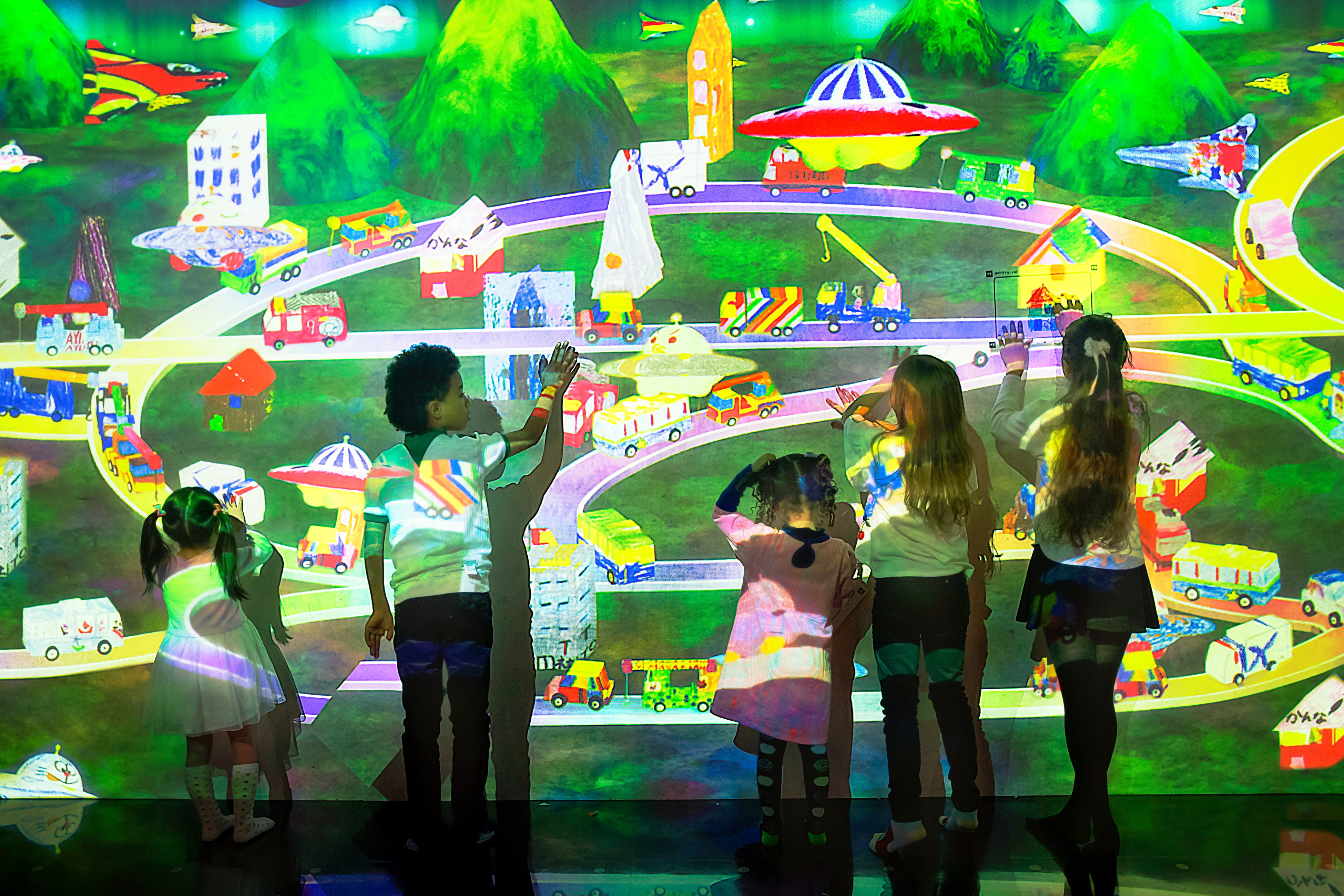 チームラボ《お絵かきタウン》©チームラボ