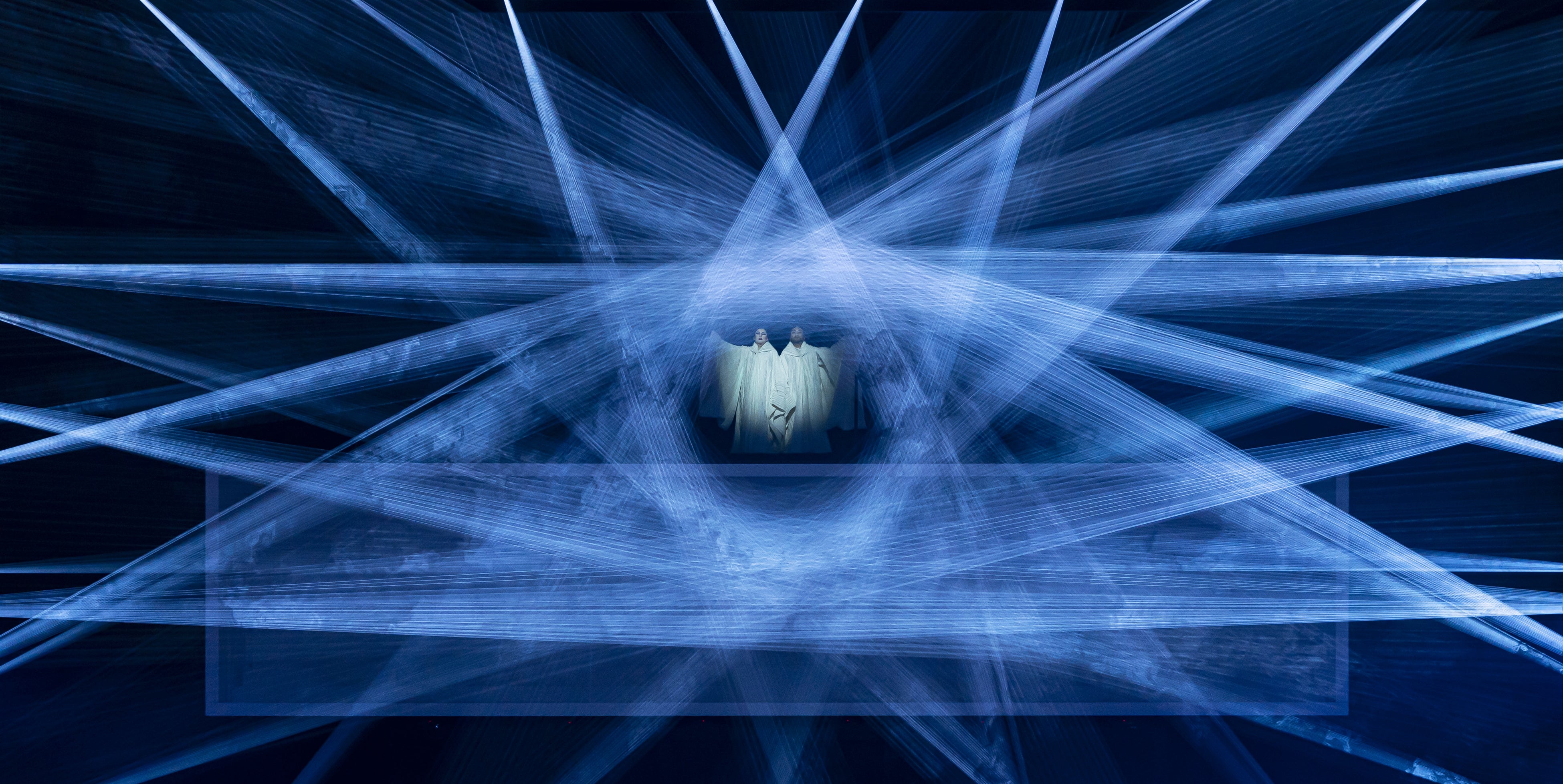 光による立体的な彫刻空間がステージ上に現れる。 オペラ『トゥーランドット』東京文化会館 © teamLab, Courtesy Daniel Kramer, Tokyo Nikikai Opera Foundation