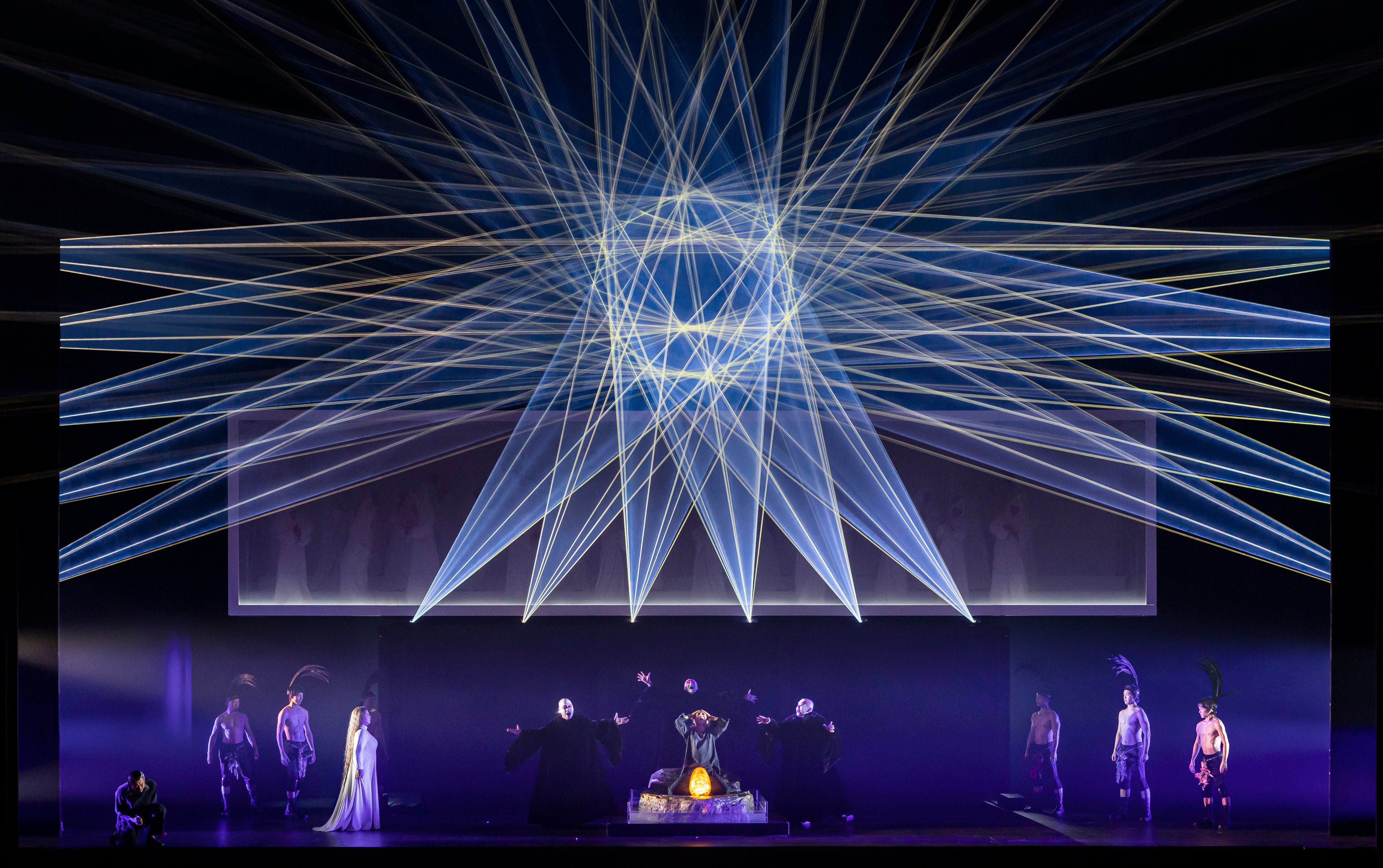 光による立体的な彫刻空間がステージ上に現れる。 オペラ『トゥーランドット』東京文化会館 © teamLab, Courtesy Daniel Kramer, Tokyo Nikikai Opera Foundation