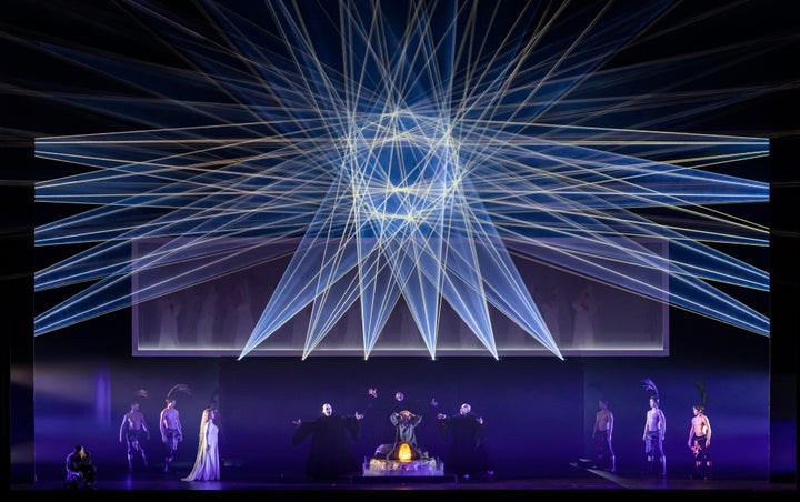光による立体的な彫刻空間がステージ上に現れる。 オペラ『トゥーランドット』東京文化会館 © teamLab, Courtesy Daniel Kramer, Tokyo Nikikai Opera Foundation