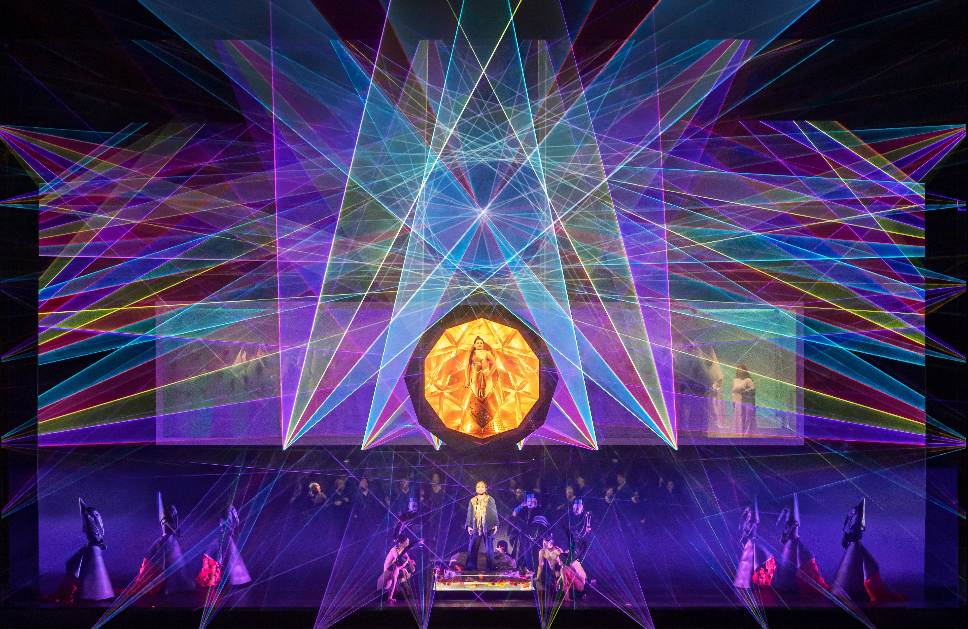 光による立体的な彫刻空間がステージ上に現れる。 オペラ『トゥーランドット』東京文化会館 © teamLab, Courtesy Daniel Kramer, Tokyo Nikikai Opera Foundation