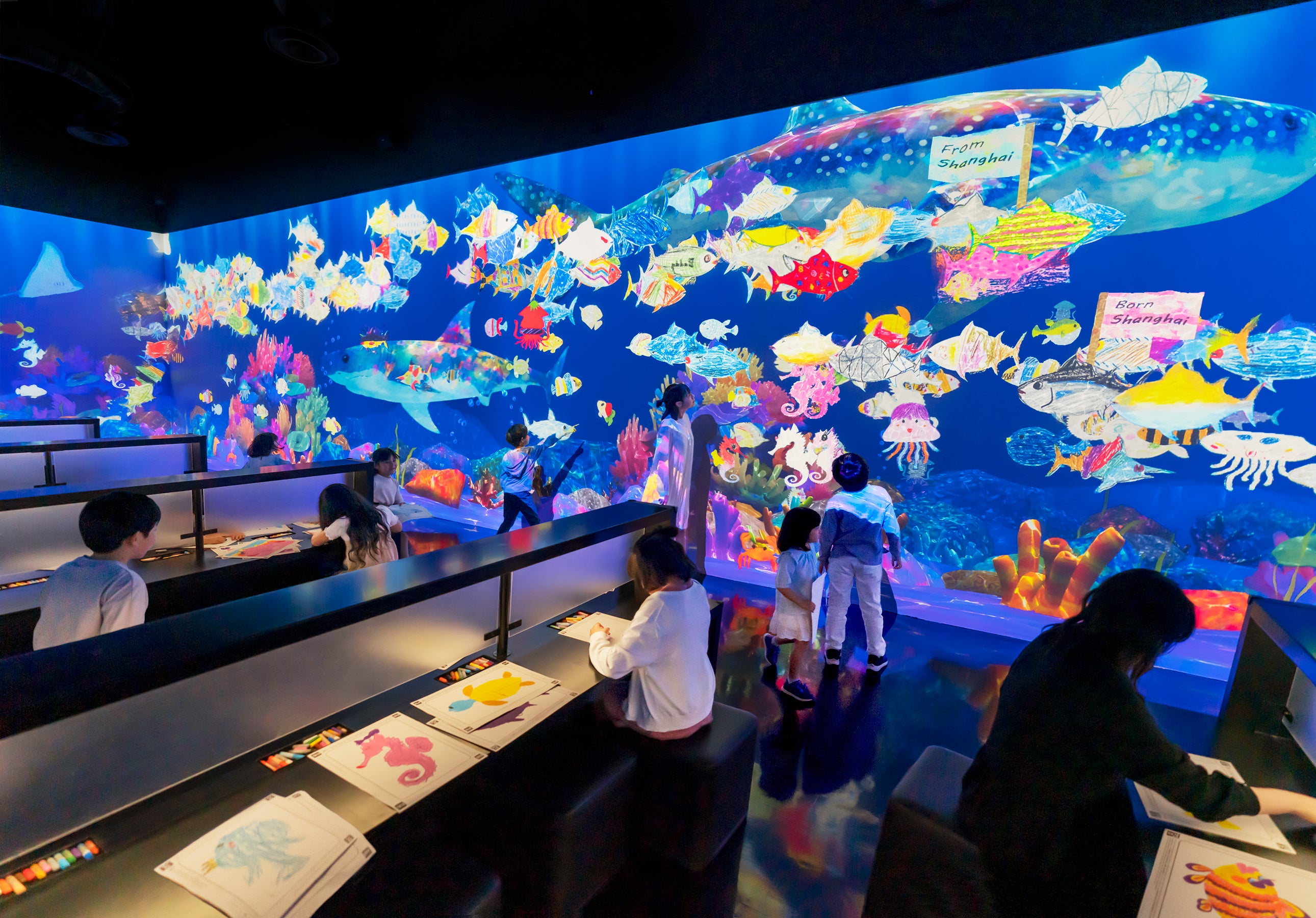 チームラボ《世界とつながったお絵かき水族館》©チームラボ