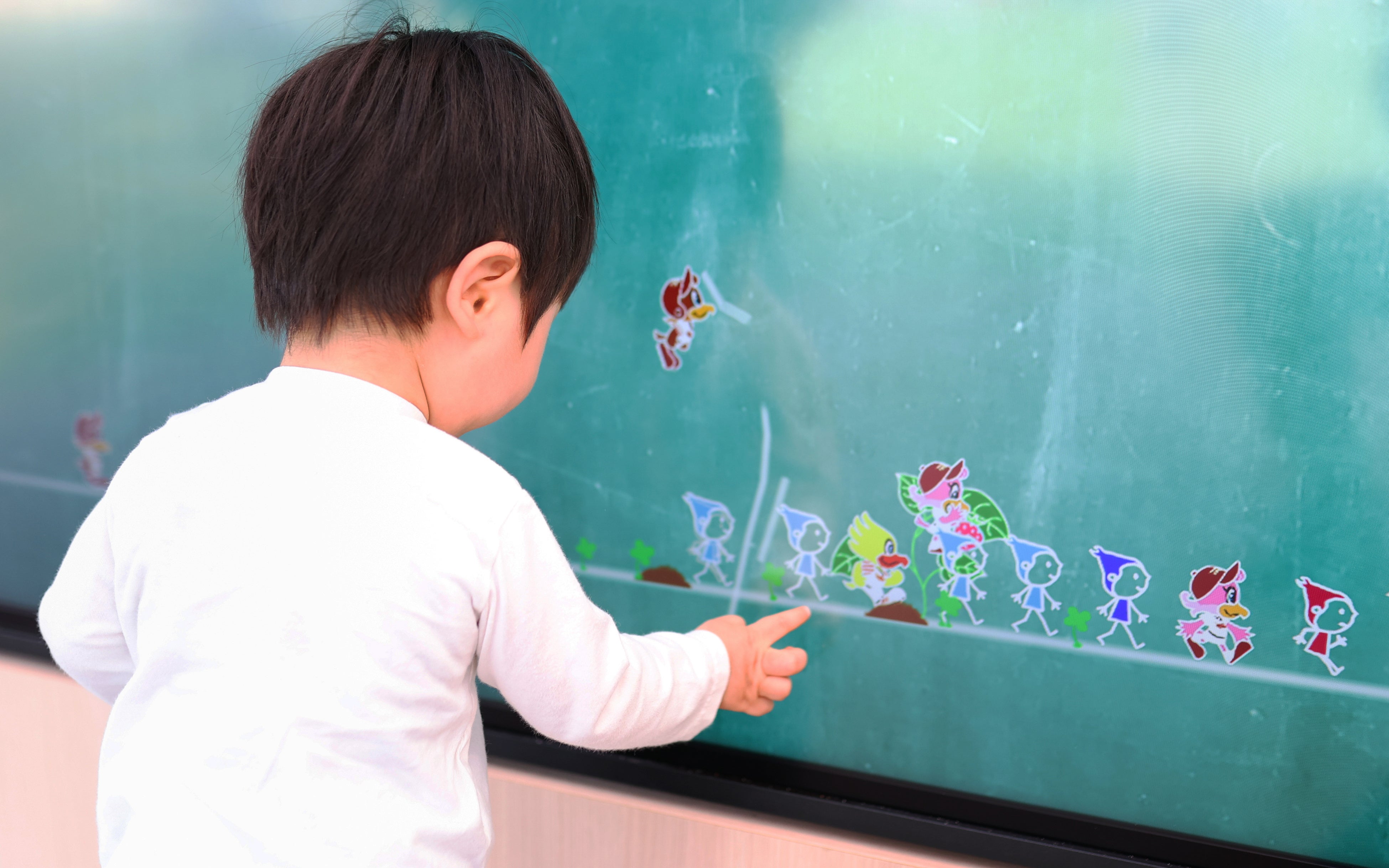 チームラボ《こびとが住まう黒板》画像提供：楽天野球団
