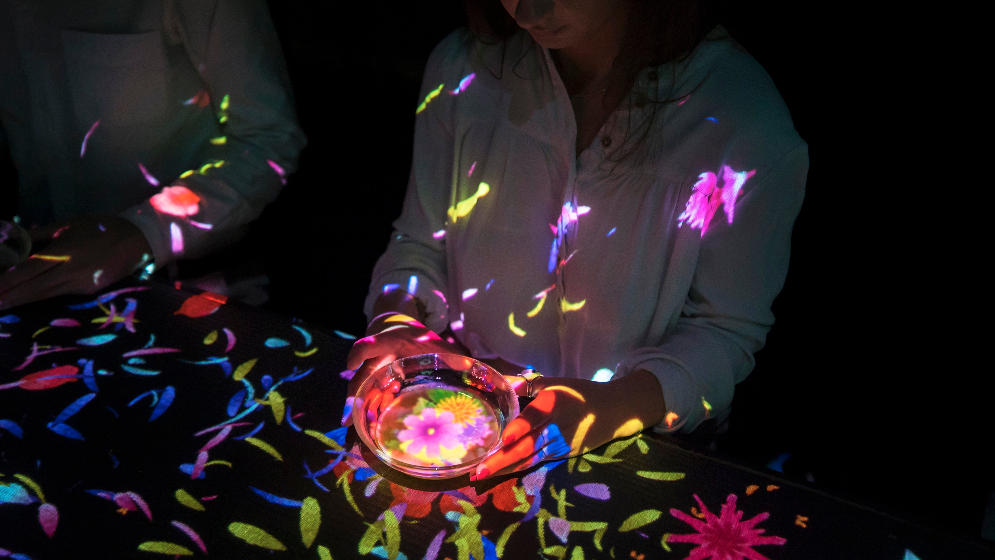 チームラボ《小さきものの中にある無限の宇宙に咲く花々》©️ チームラボ