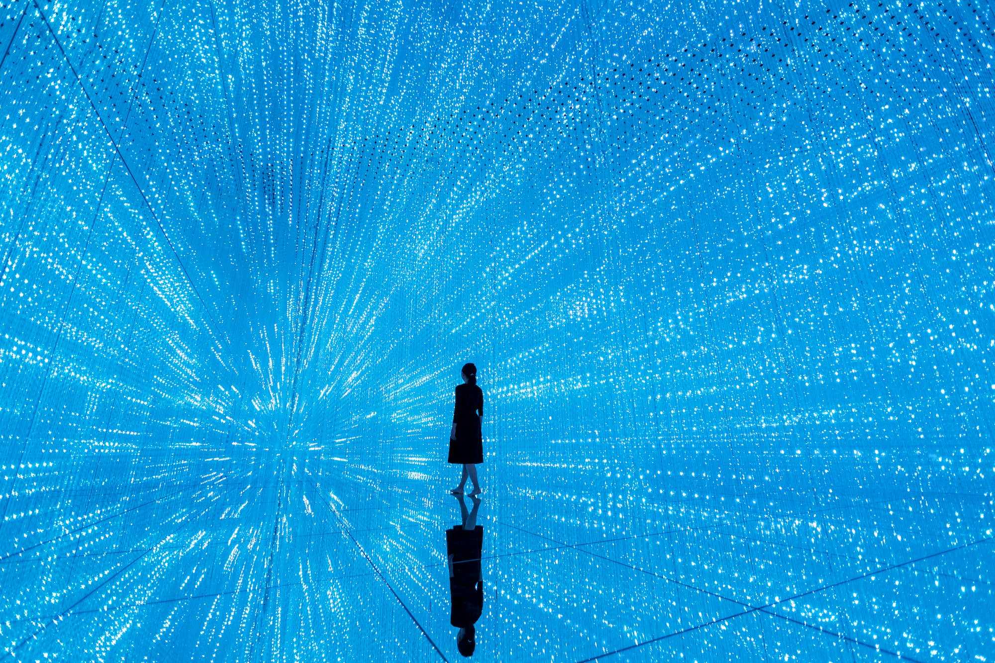 チームラボ《The Infinite Crystal Universe》©️ チームラボ