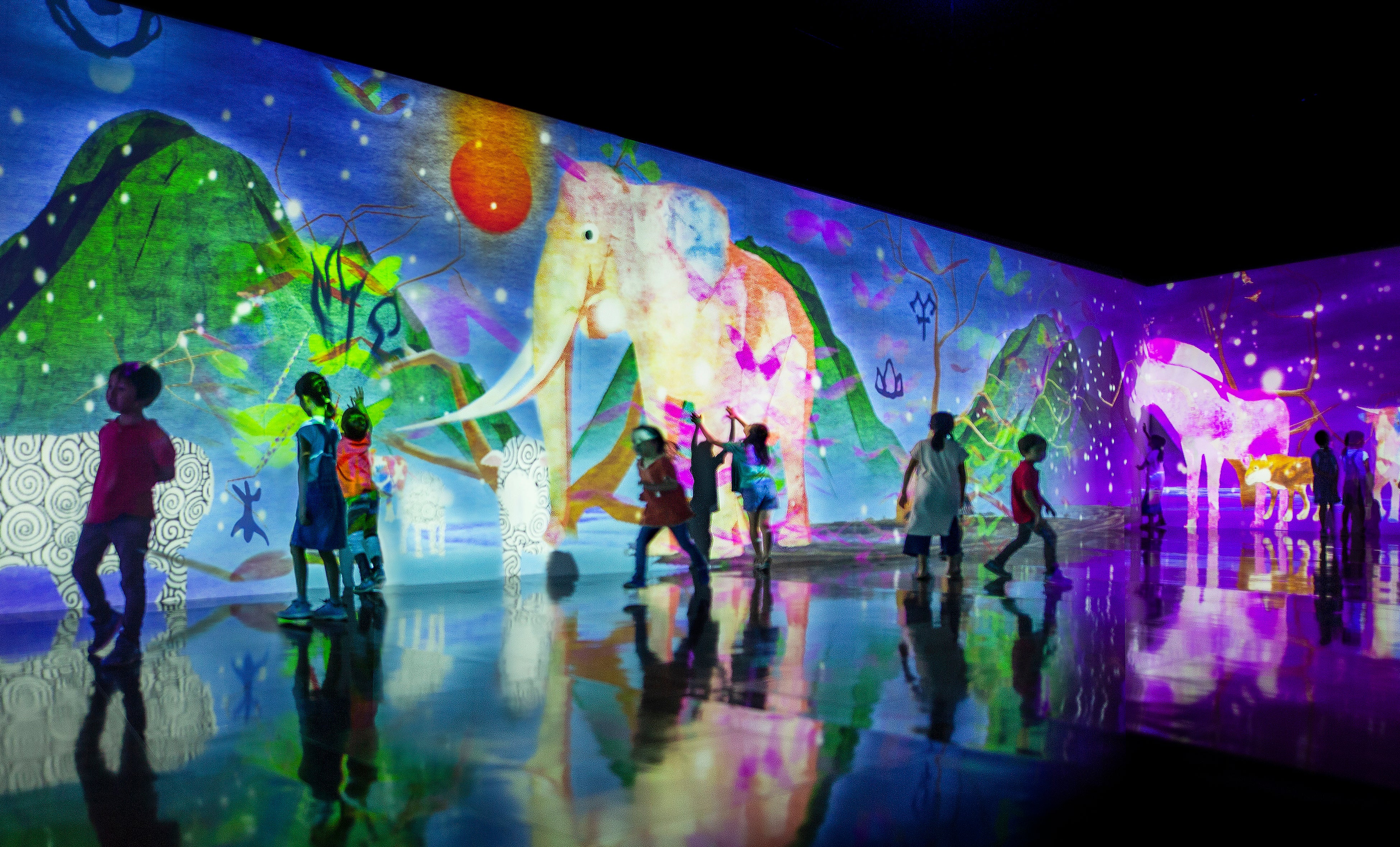 チームラボ《まだ かみさまが いたるところにいたころの ものがたり》©チームラボ