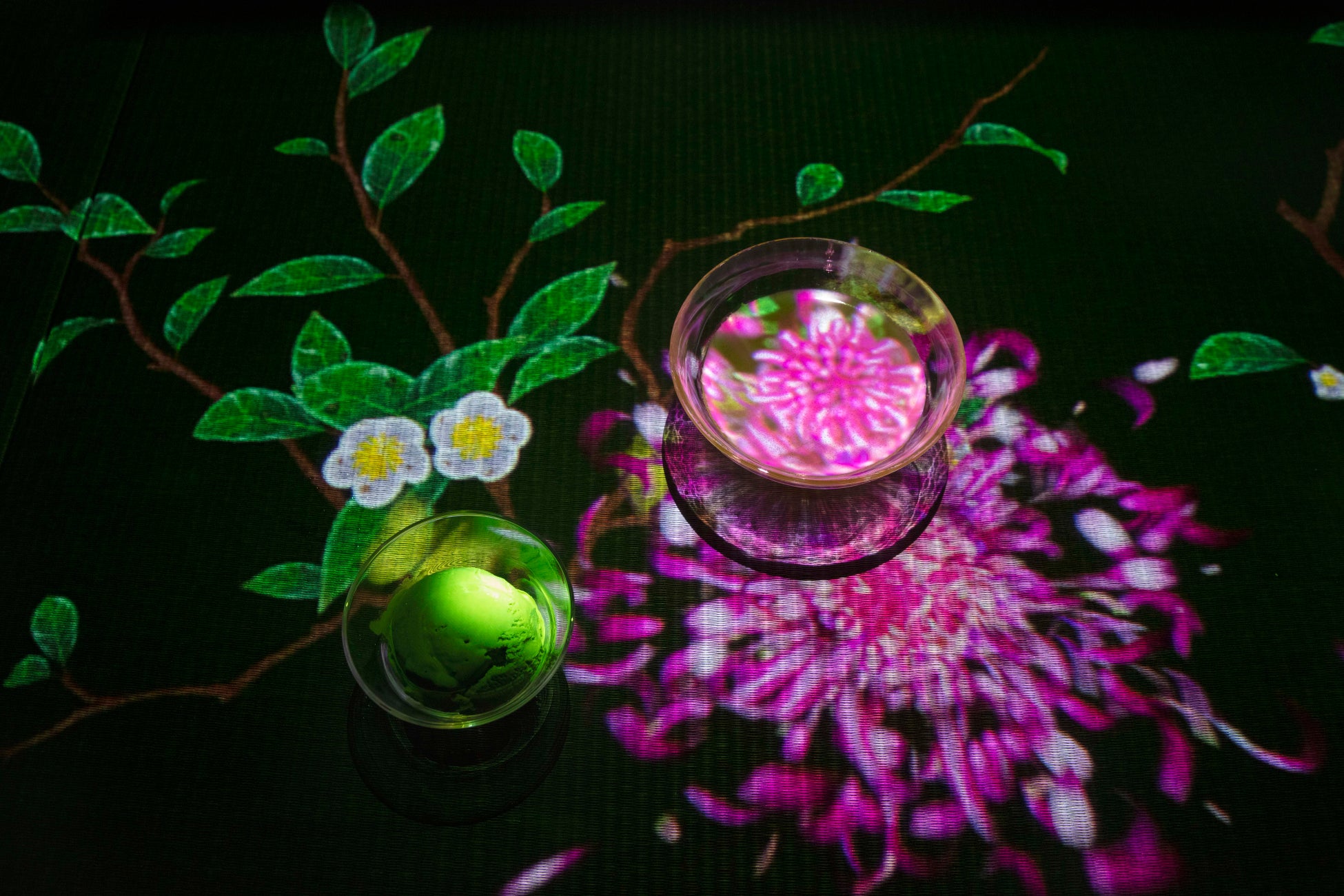 チームラボ 《茶の木》(左)、《小さきものの中にある無限の宇宙に咲く花々》(右)© チームラボ