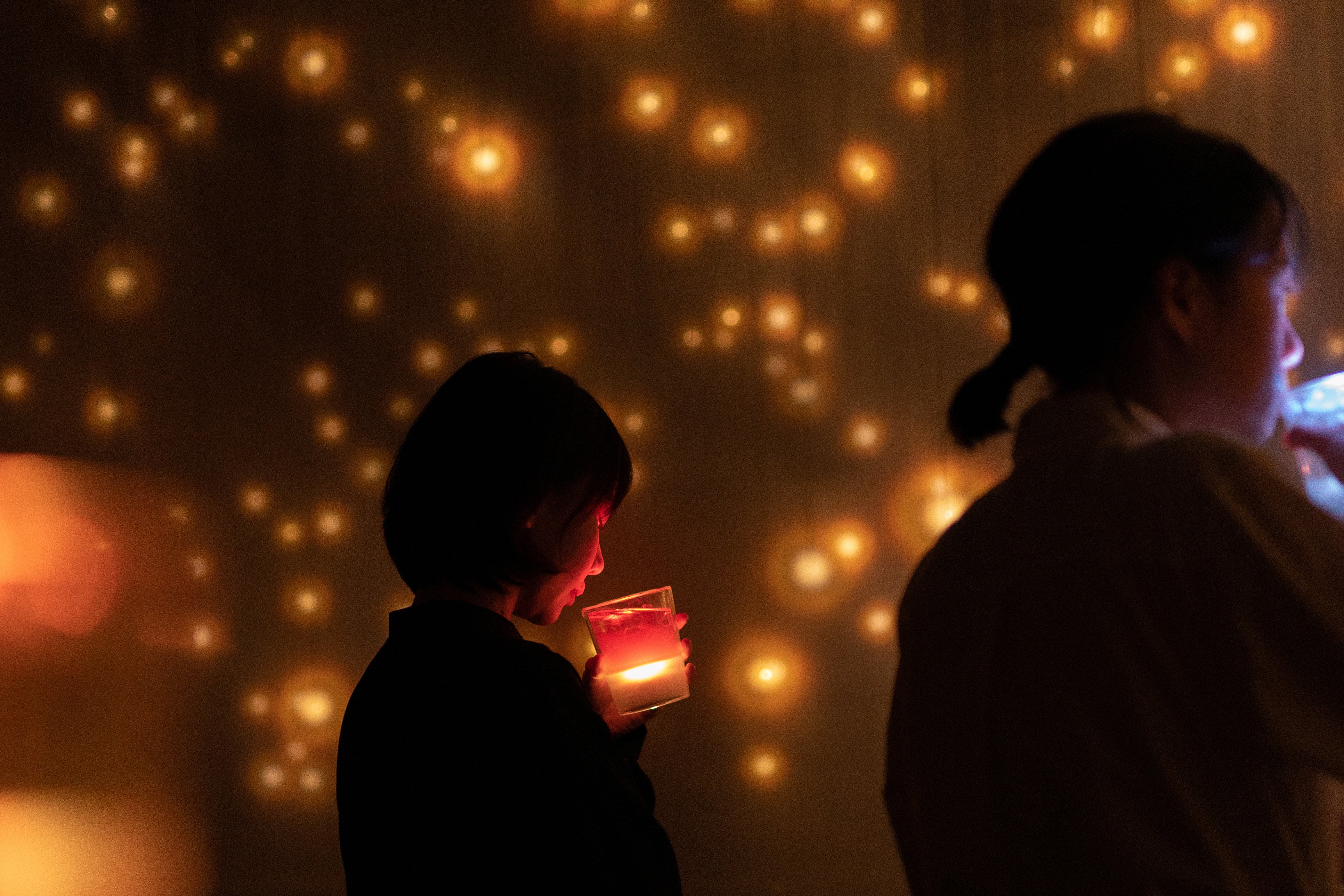 チームラボ 《共鳴する茶 - 動的平衡色》© チームラボ