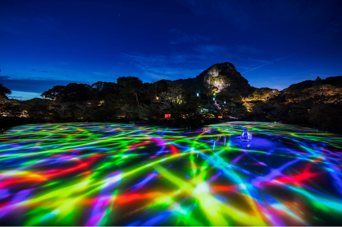 11月5日まで御船山楽園で開催中の「チームラボ かみさまがすまう森 - ジーシー」。「EN TEA HOUSE 幻花亭」は同園内にオープンした。チームラボ《小舟と共に踊る鯉によって描かれる水面のドローイング》© チームラボ