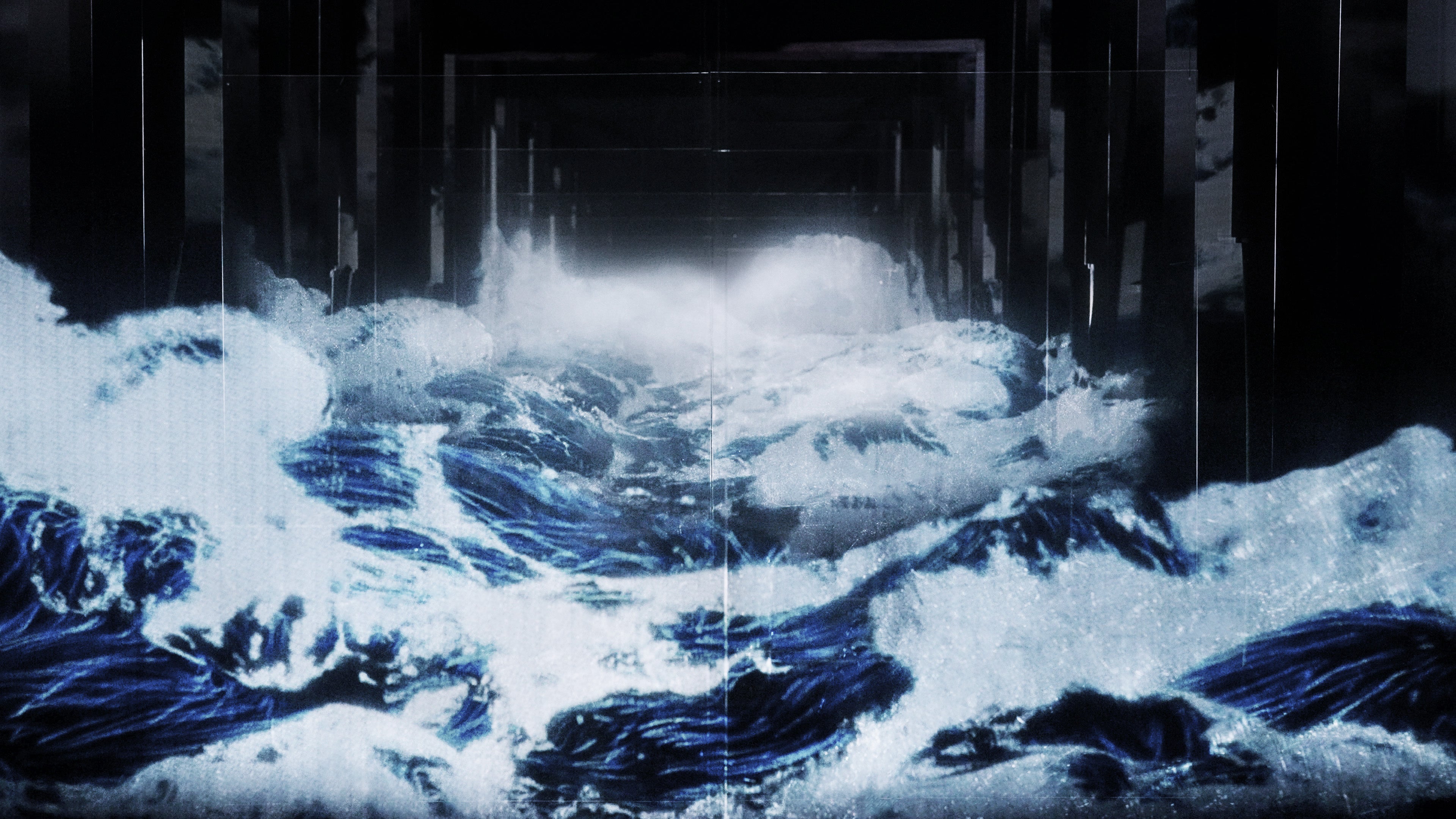 チームラボ《Black Waves、積層された空間》© チームラボ