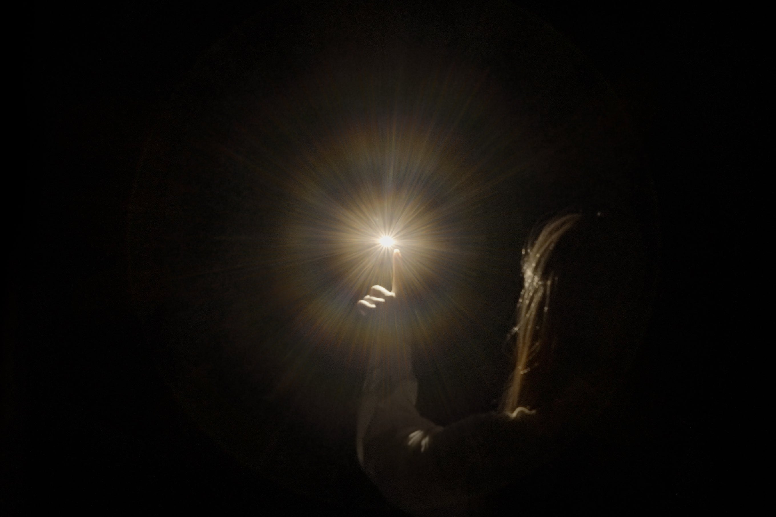 チームラボ《我々の中にある火花 - 星と円虹(まるにじ)》© チームラボ