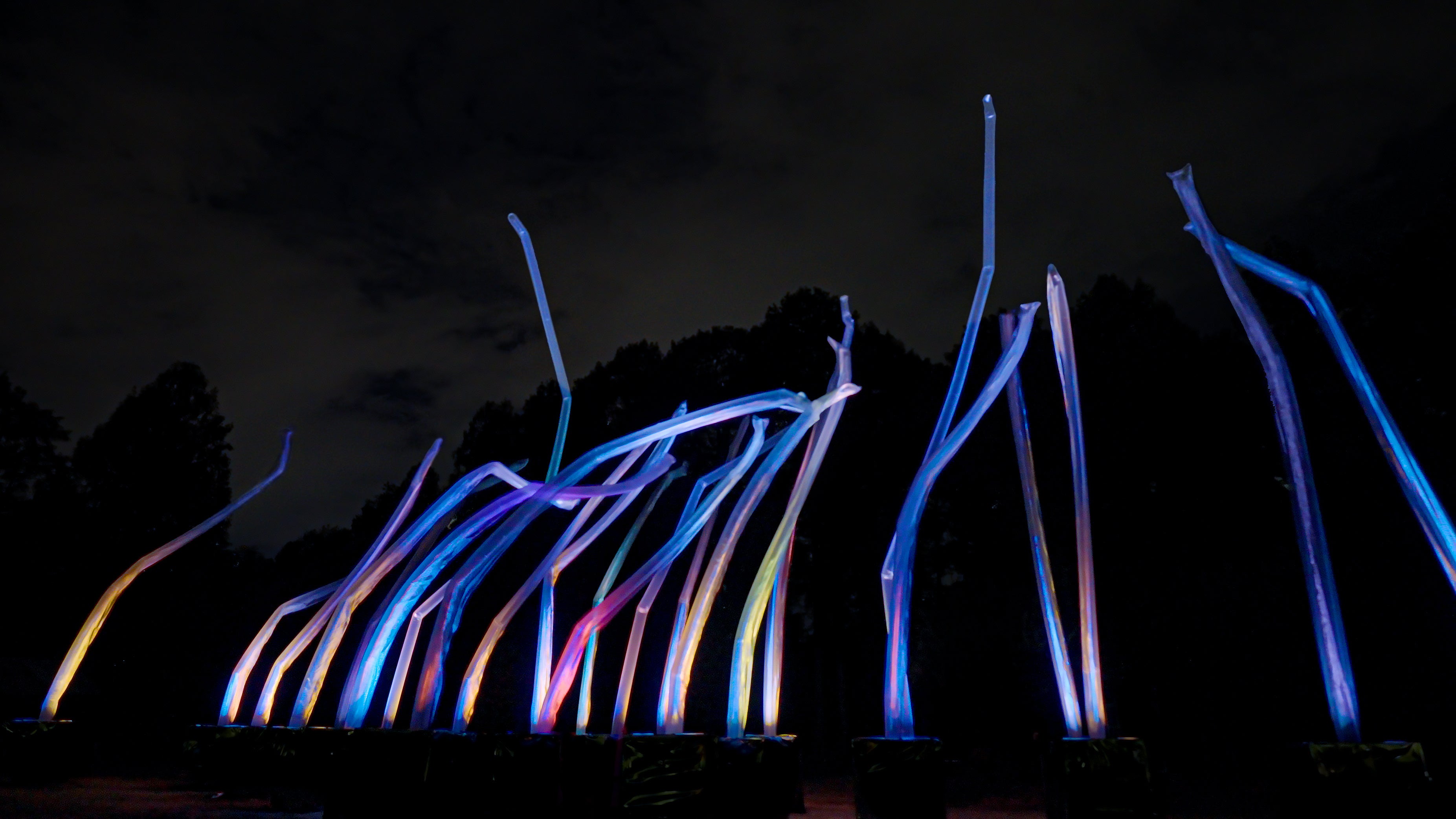 チームラボ《風と共に踊る柱群》©チームラボ