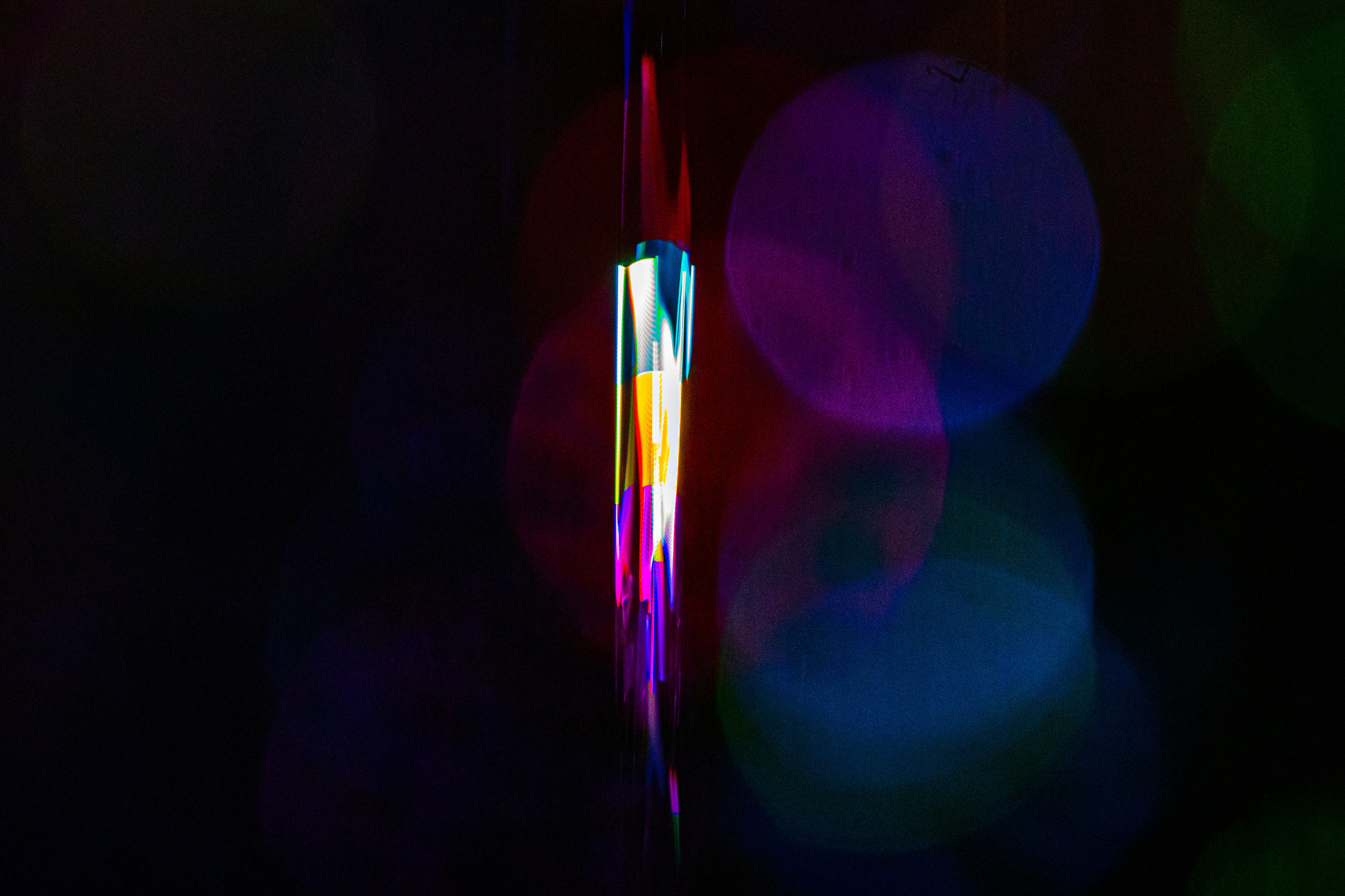 光の塊は、複数の色で構成されている。チームラボ《生命は結晶化した儚い光》©チームラボ