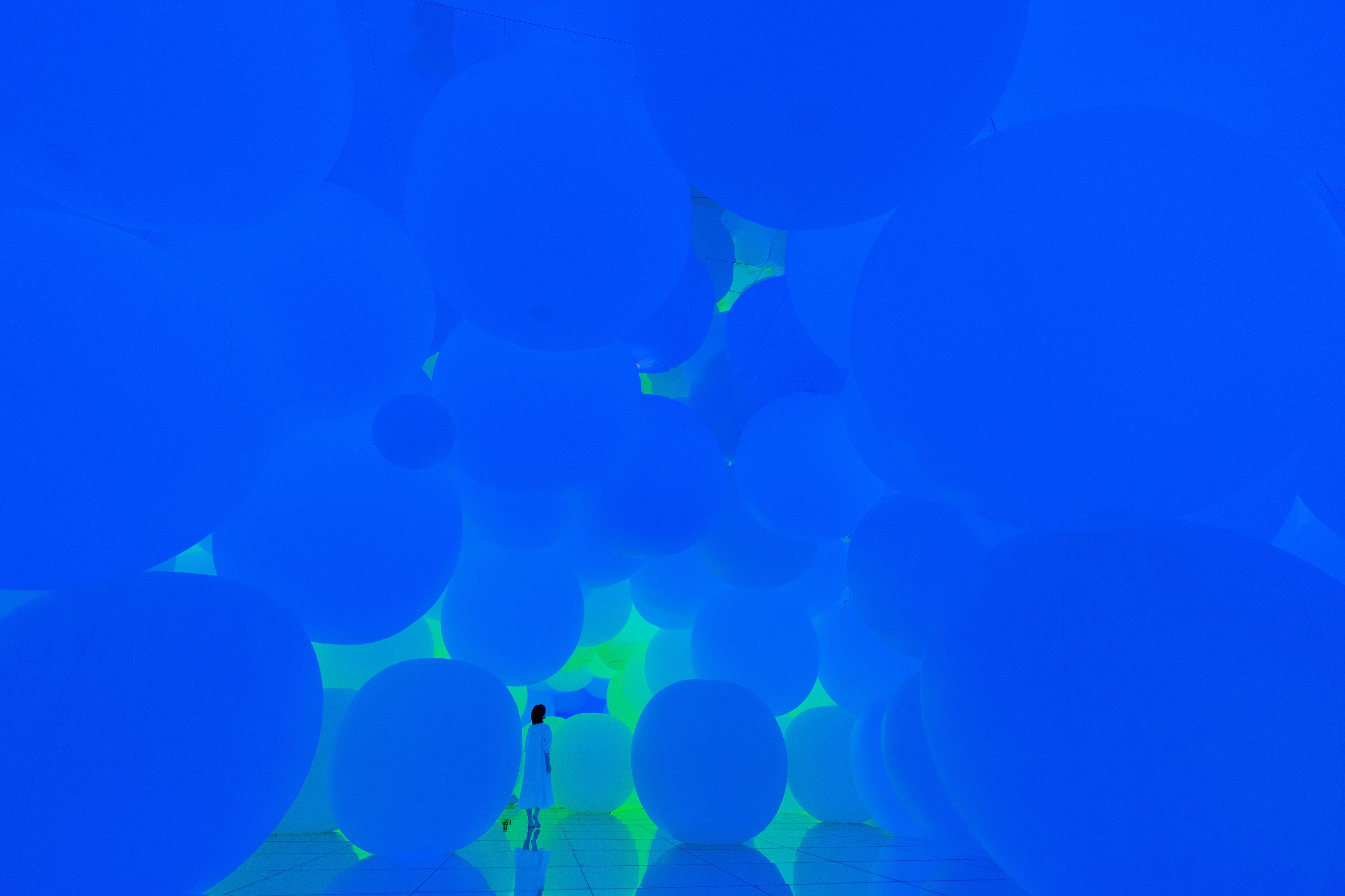 色の変化の中で、空間は球体の集合による立体と色の平面とを行き来する。チームラボ《変容する空間、広がる立体的存在 - 平面化する3色と曖昧な9色》©チームラボ