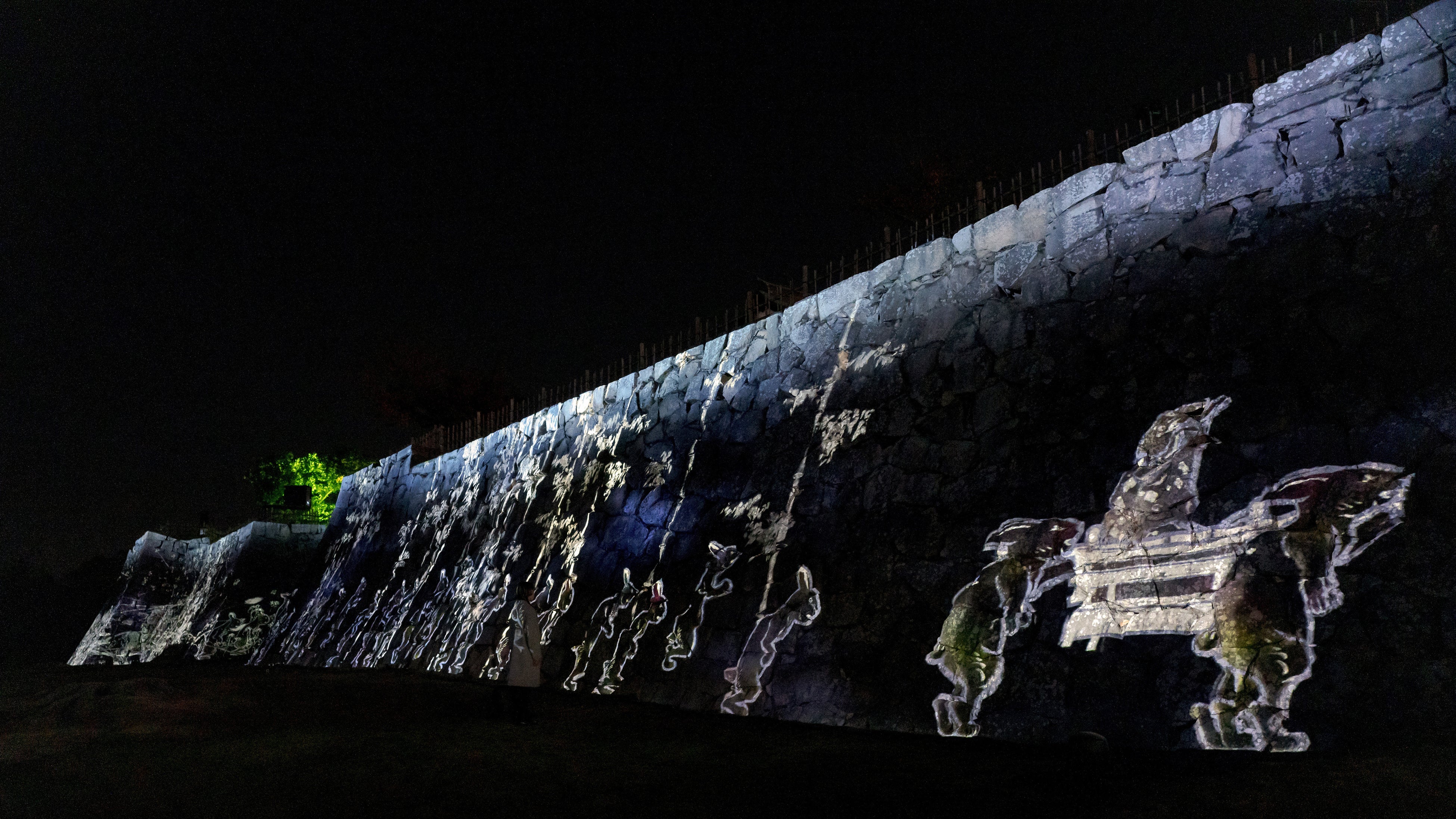 チームラボ《Walk, Walk, Walk - 金沢城》© チームラボ