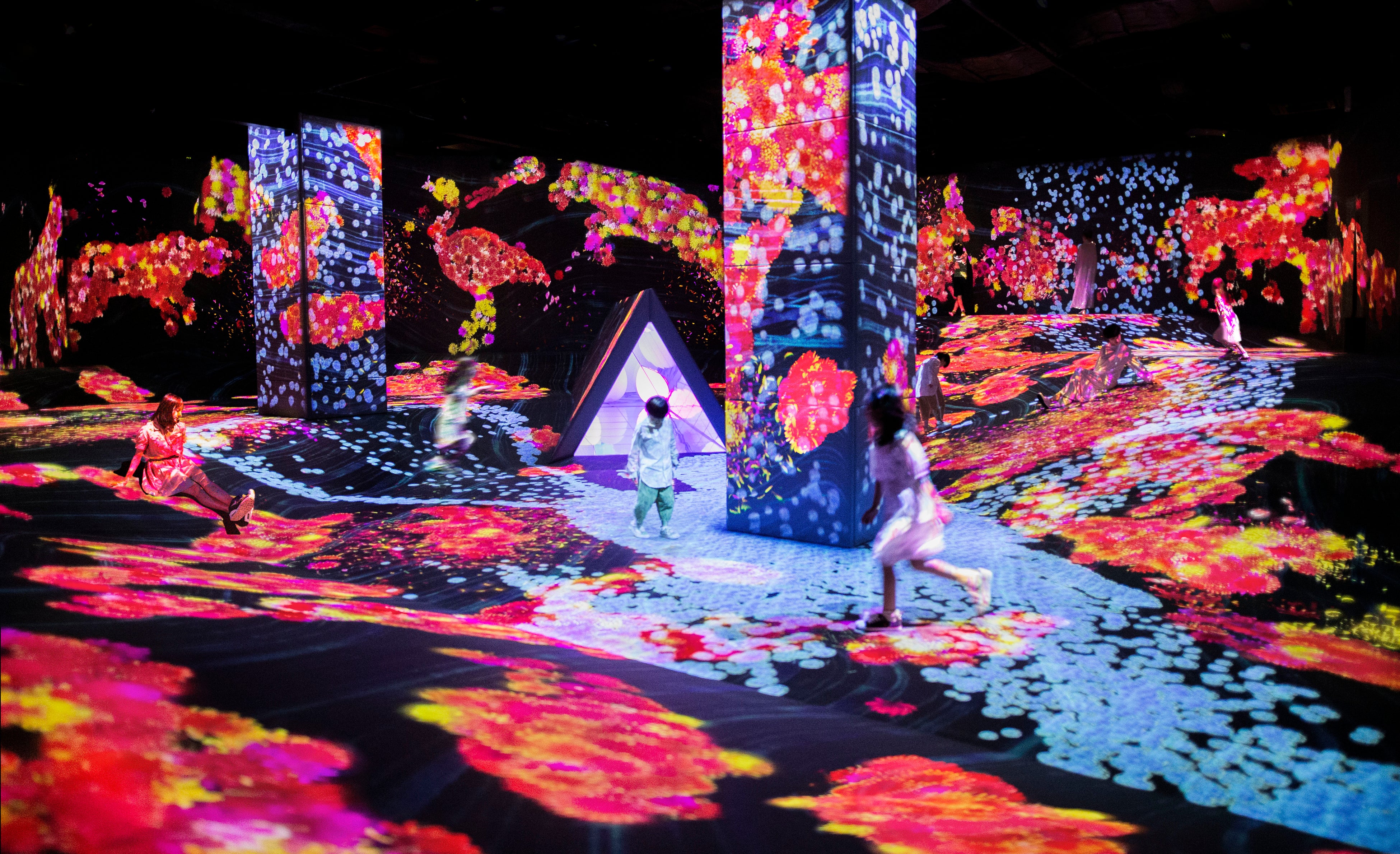 チームラボ《うごめく谷の花と共に生きる生き物たち - A Whole Year per Year》©チームラボ