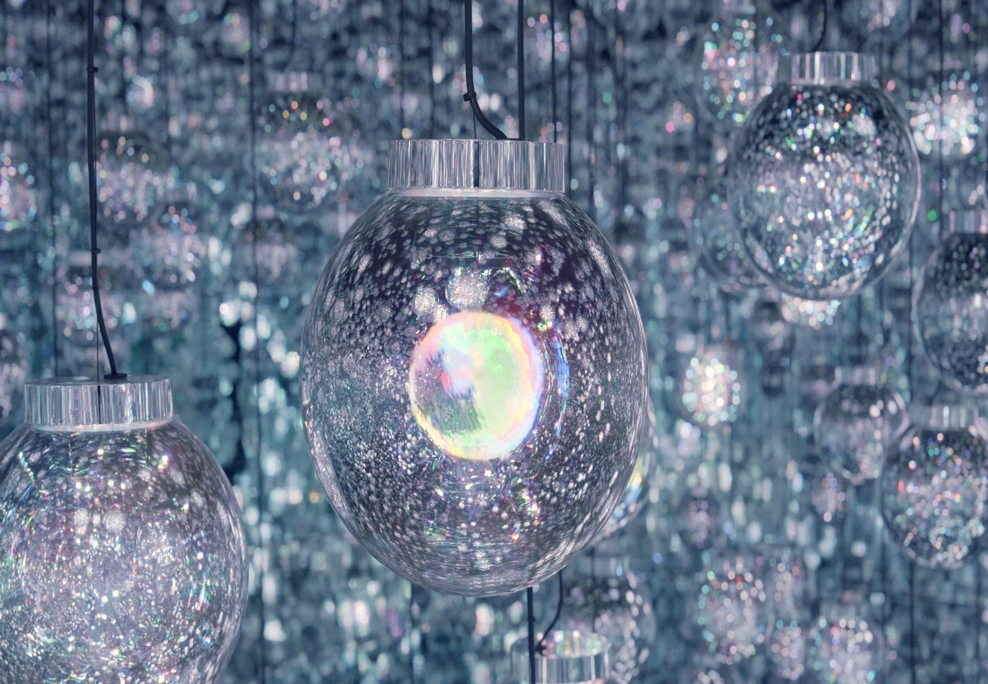 光のシャボン玉／チームラボ《Bubble Universe：実体光、光のシャボン玉、ぷるんぷるんの光、環境によって生み出される光 》© チームラボ
