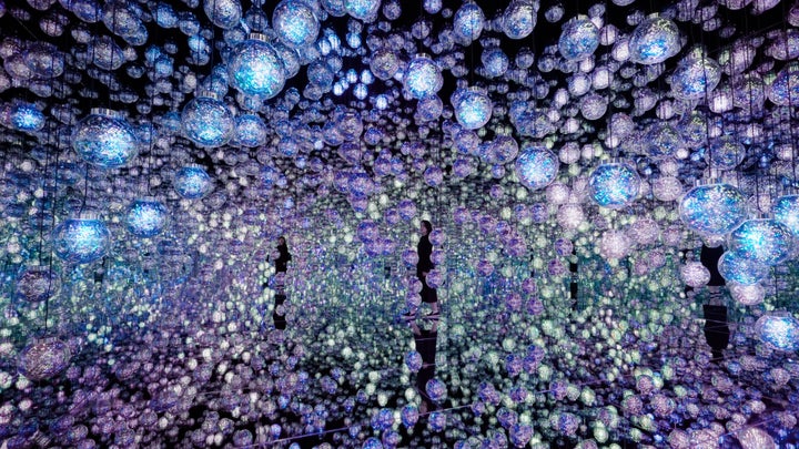 29 Colors／チームラボ《Bubble Universe：実体光、光のシャボン玉、ぷるんぷるんの光、環境によって生み出される光 》© チームラボ