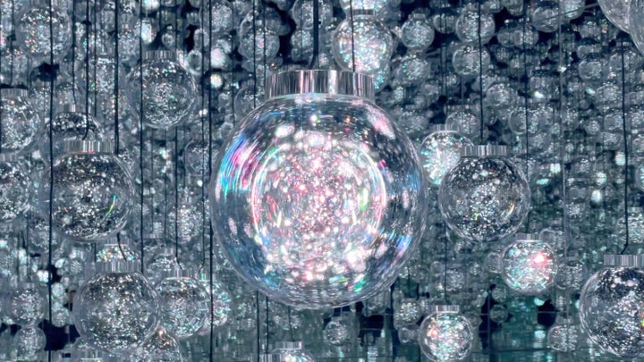 ぷるんぷるんの光／チームラボ《Bubble Universe：実体光、光のシャボン玉、ぷるんぷるんの光、環境によって生み出される光 》© チームラボ