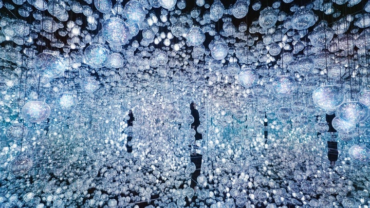 5 Kinds of Composite White／チームラボ《Bubble Universe：実体光、光のシャボン玉、ぷるんぷるんの光、環境によって生み出される光 》© チームラボ