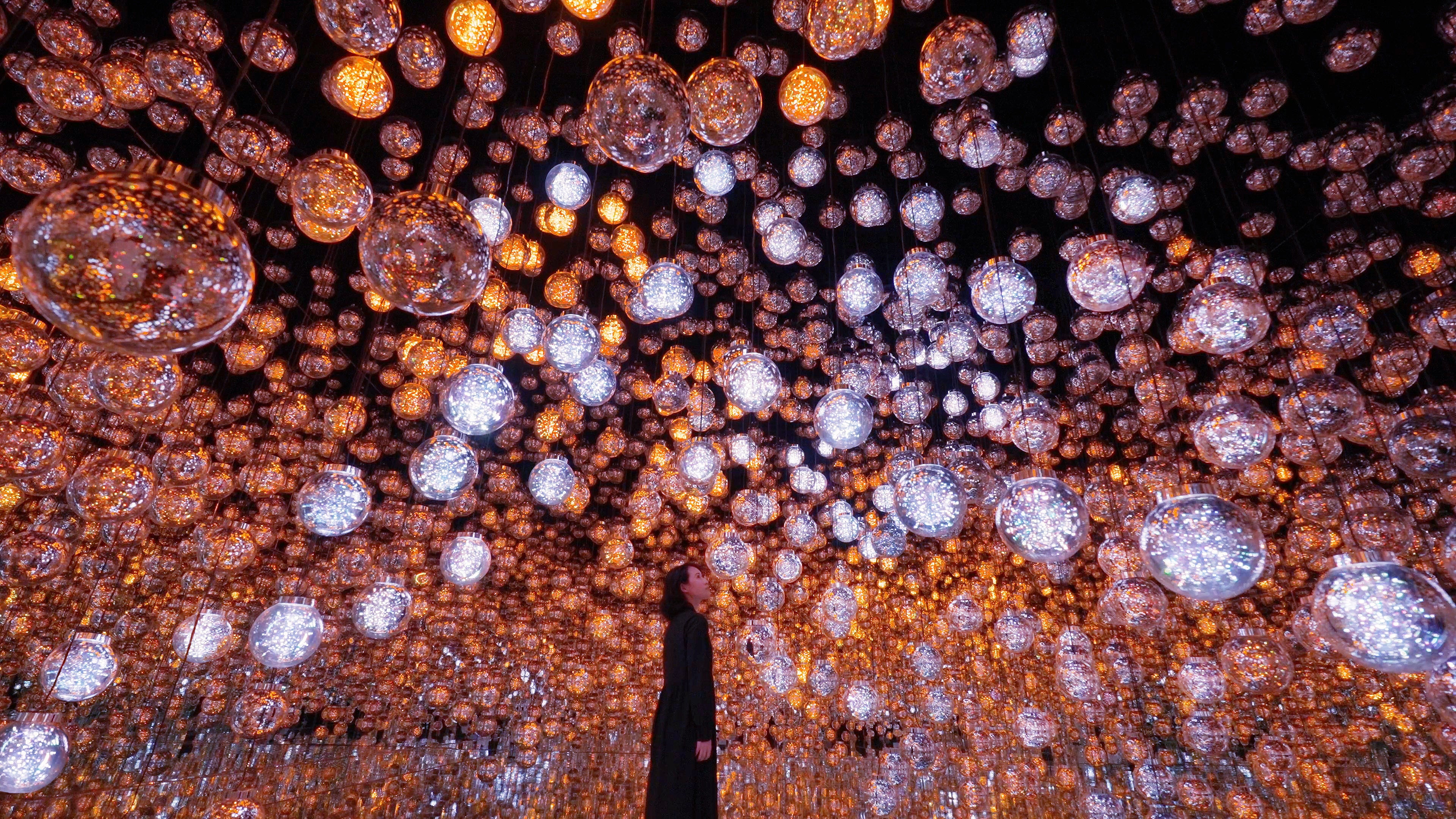 チームラボ《Bubble Universe：実体光、光のシャボン玉、ぷるんぷるんの光、環境によって生み出される光 》© チームラボ