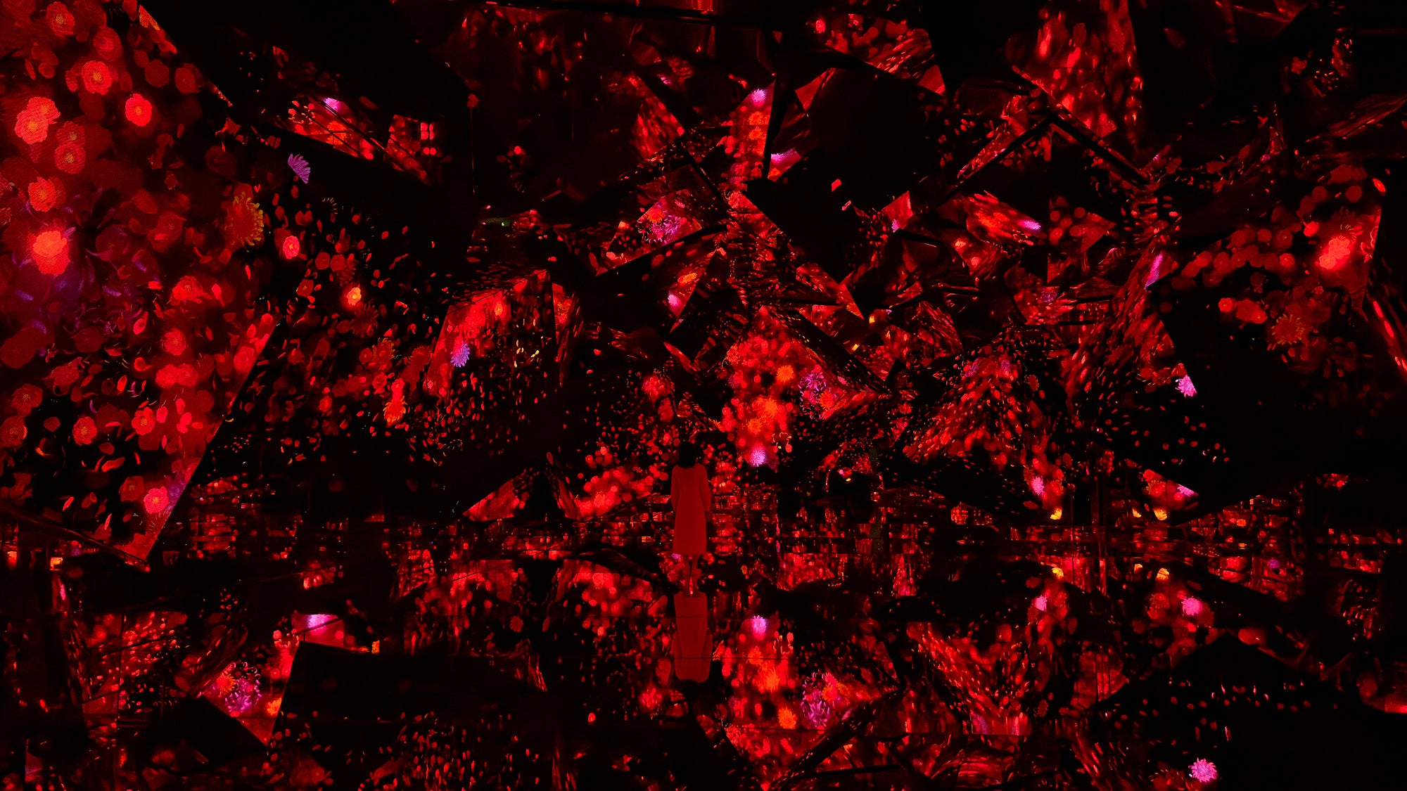 チームラボ《花と人 - Megalith Crystal Formation (work in progress)》© チームラボ