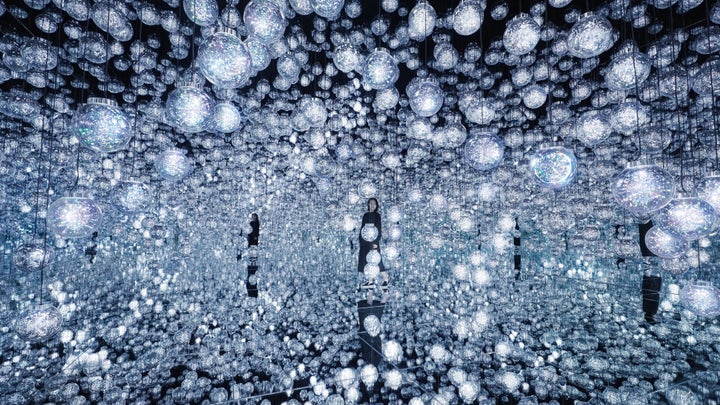 チームラボ《Bubble Universe： 実体光、光のシャボン玉、ぷるんぷるんの光、環境によって生み出される光 》© チームラボ