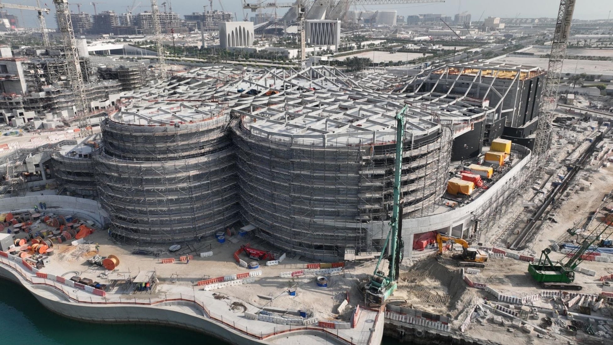アブダビ(アラブ首長国連邦)のサディヤット文化地区に新設される teamLab Phenomena Abu Dhabi が、70%完成 © DCT Abu Dhabi
