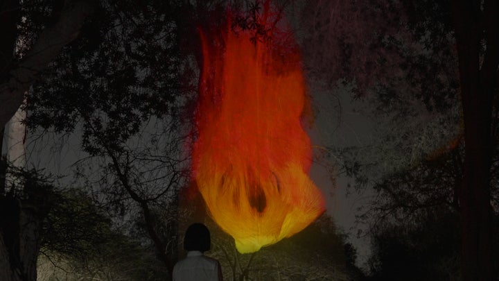 炎は、燃焼することによって発生する光や熱の現象であり、流れの中にある気化した物質や分解された物質でもあり、現象と物質の狭間を見る時の私たちの感覚的な経験である。チームラボ《島に憑依する炎》©チームラボ