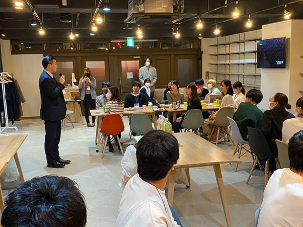 企業の説明を聞く学生たちの様子２