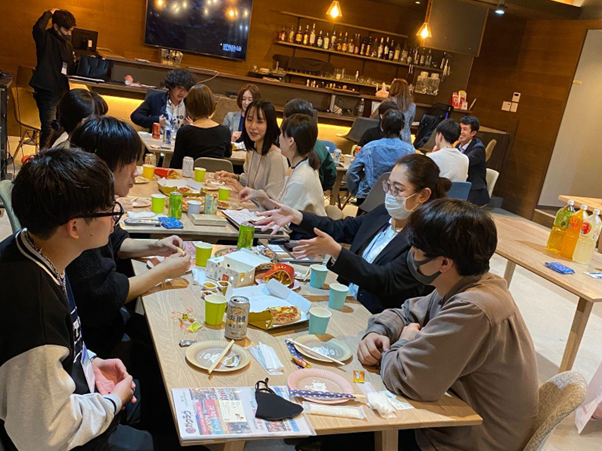 企業の人事と積極的に会話する学生たち