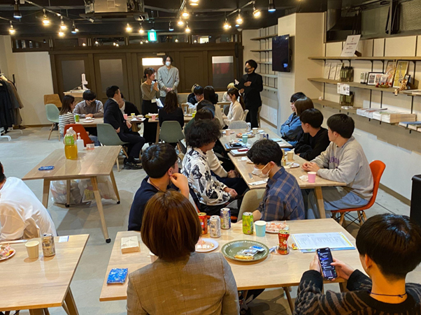 イベントの感想を話す学生