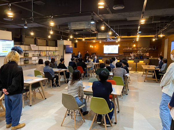 企業の説明を聞く学生たちの様子１