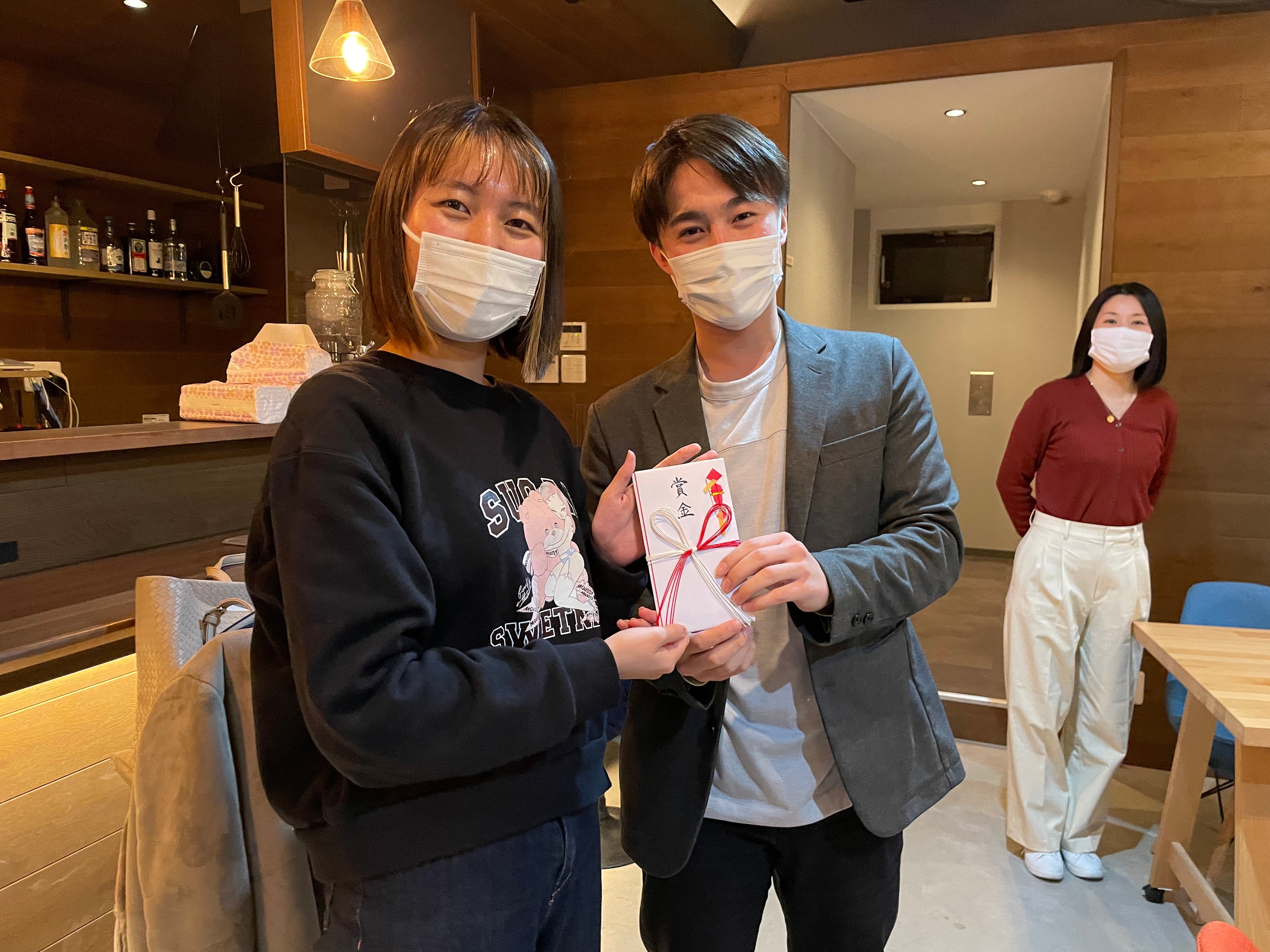 賞金受け取りの様子