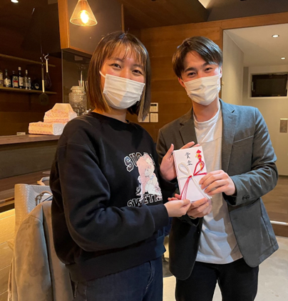 賞金受け取りの様子