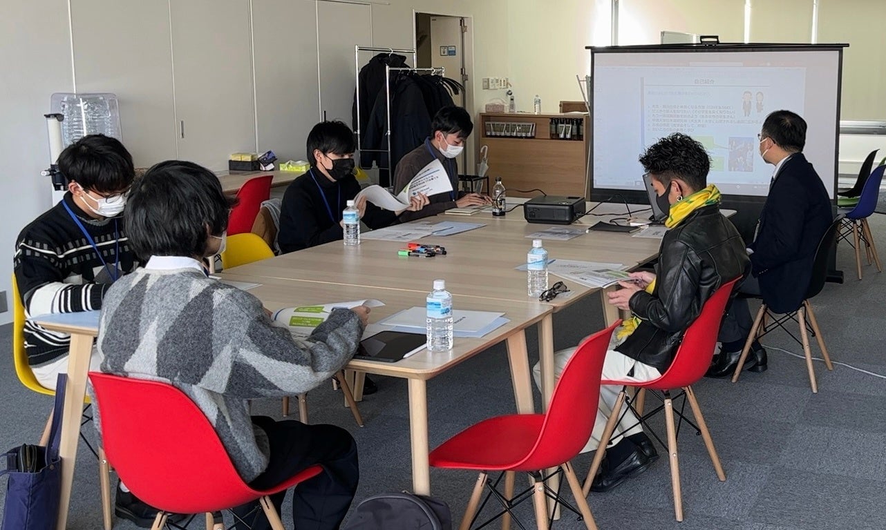 面接・論文の対策方法を聞く学生の様子