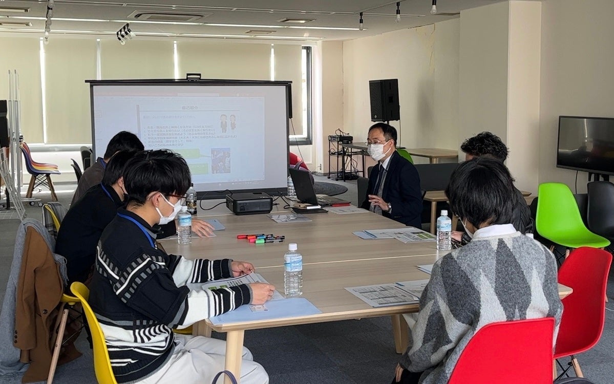 企業の説明を聞く学生の様子