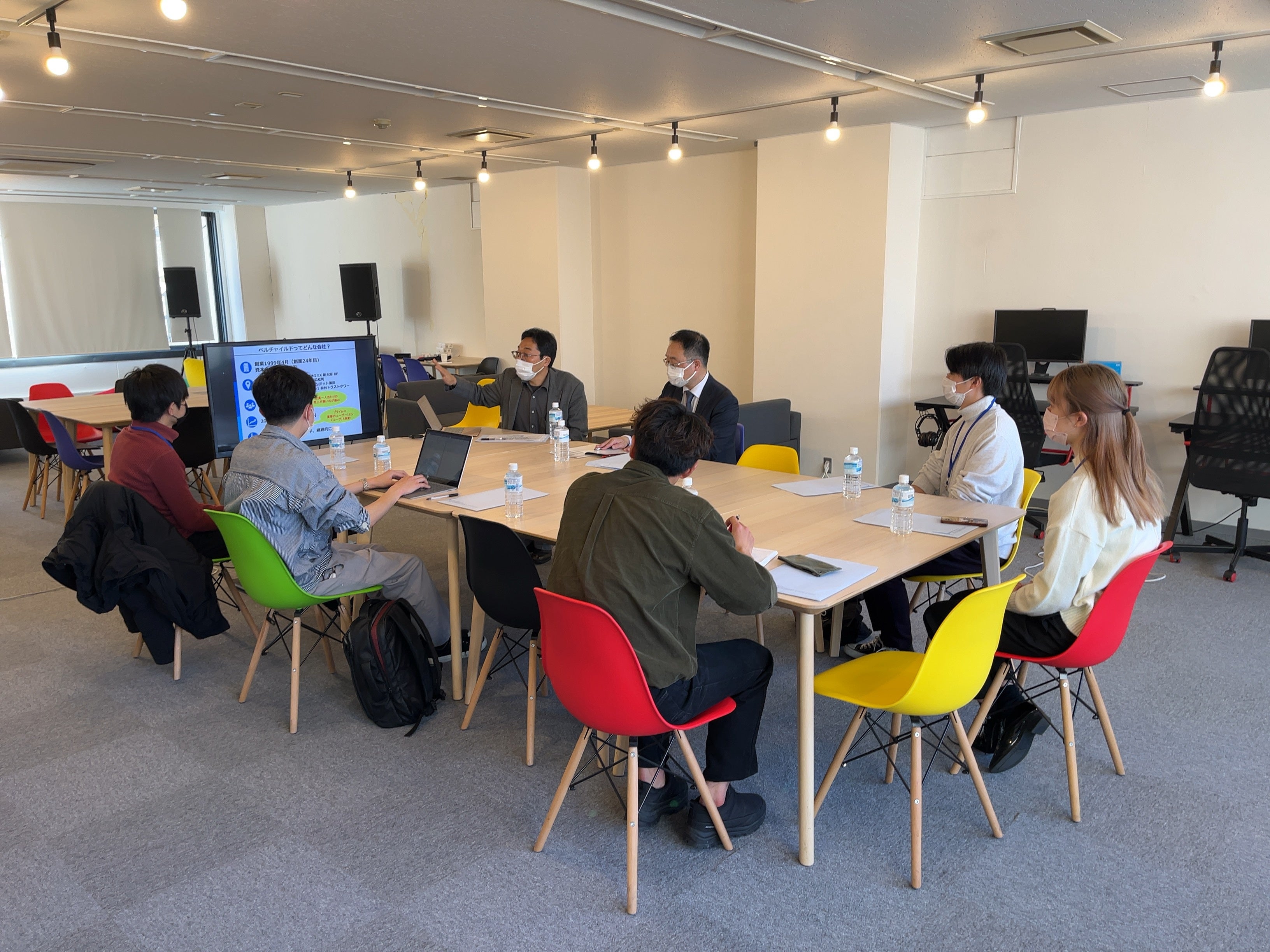 企業の説明を聞く学生の様子