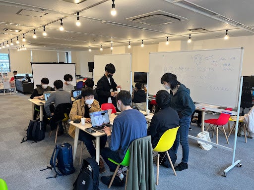 TOMOSUBAでアイディアのアウトプットに励む様子