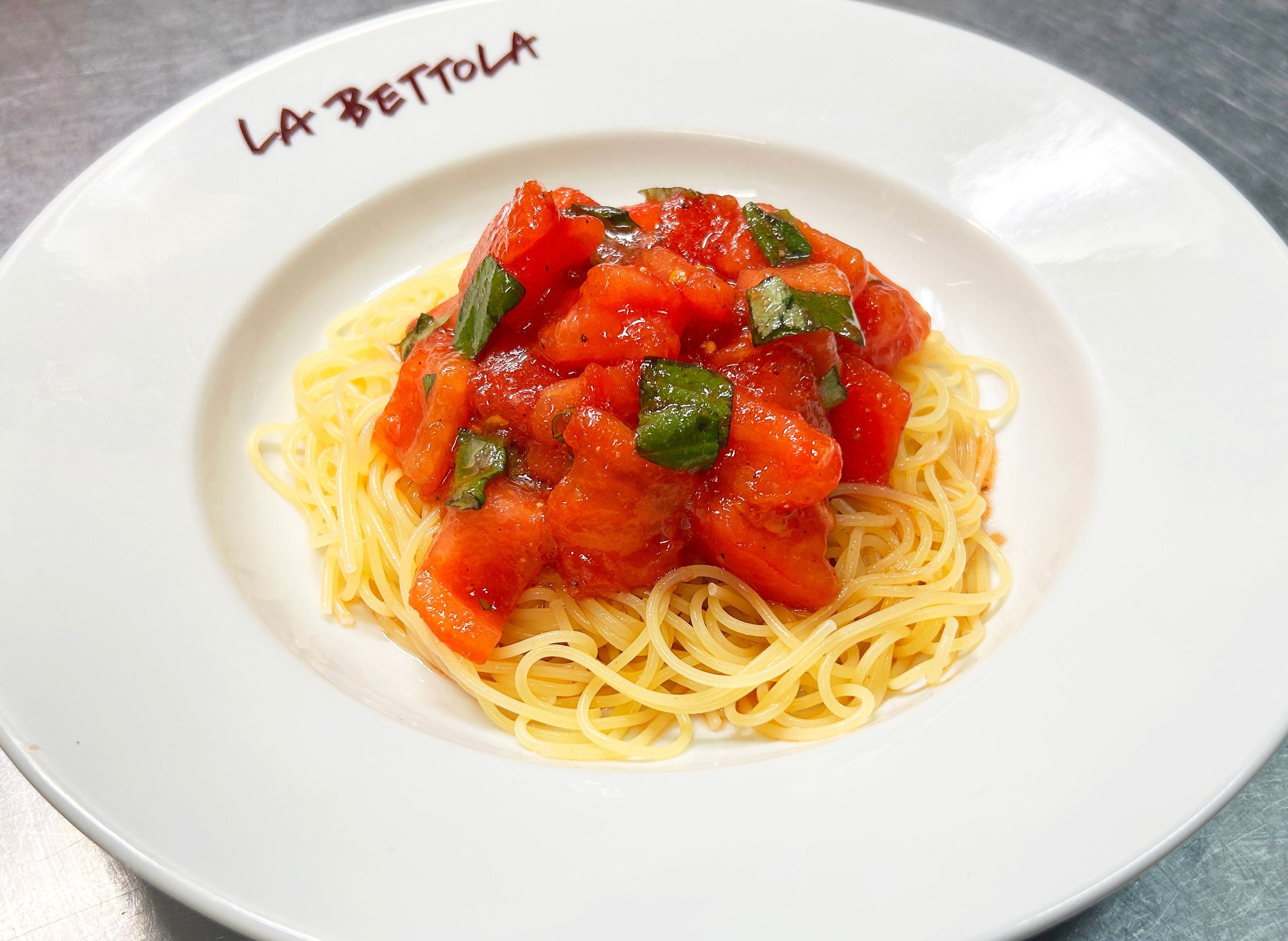 ラ・ベットラ・ダ・オチアイ「激旨！トマトの冷製カペリーニ」（800円）